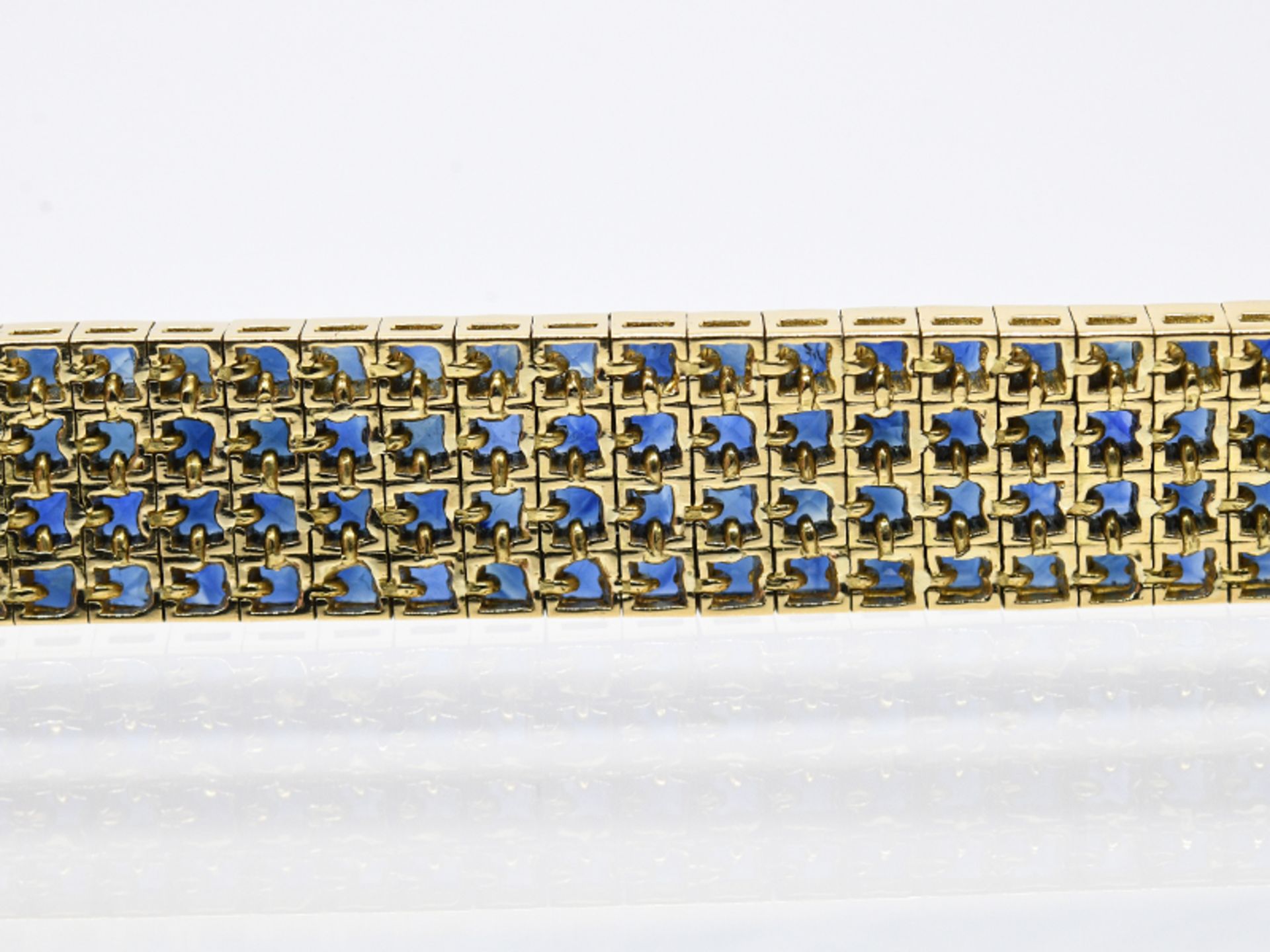 Armband mit 272 hochwertigen Saphir-Carréesteinen, zus. ca. 22 ct, 20. Jh. 750/- Gelbgold. Ge - Bild 5 aus 7