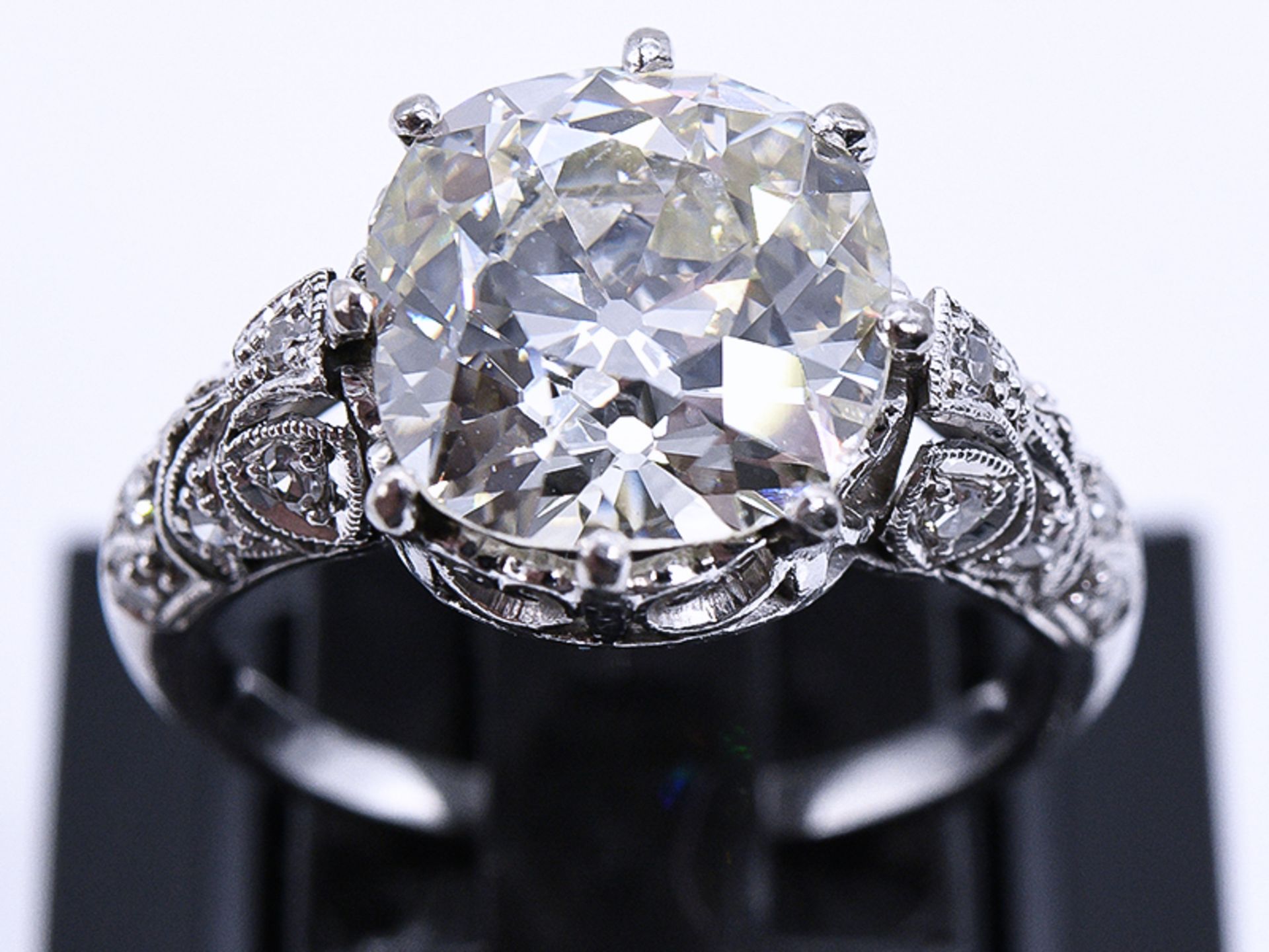 Prunkvoller Art-Deco Ring mit Altschliff-Diamant ca. 5,6 ct und kleinen Diamanten, zus. 0,1 ct, Juw