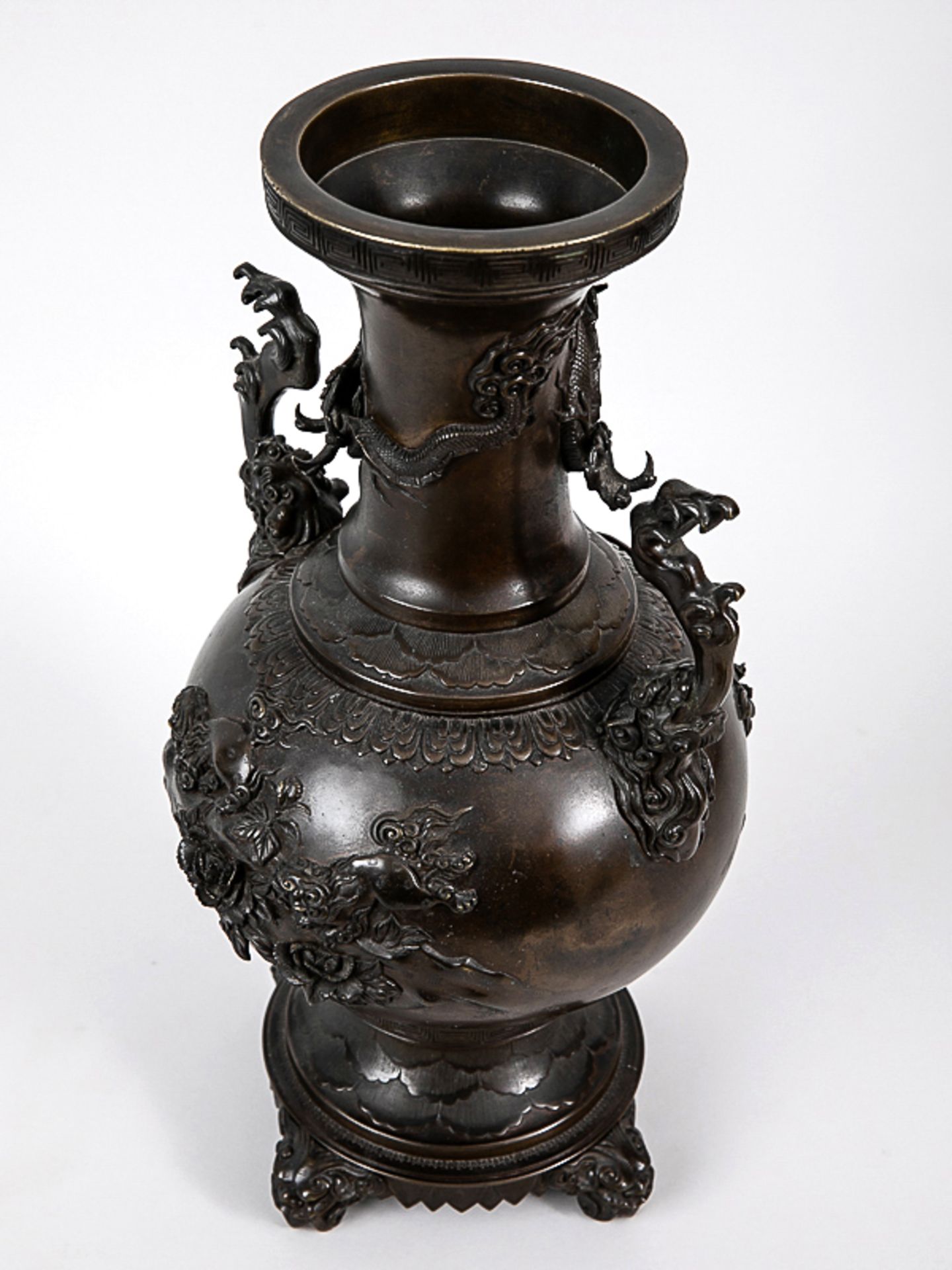 Große Drachen-Vase, Japan, Meiji-Zeit. Bronze, dunkelbraun patiniert; Balusterform mit kugelig - Bild 6 aus 9