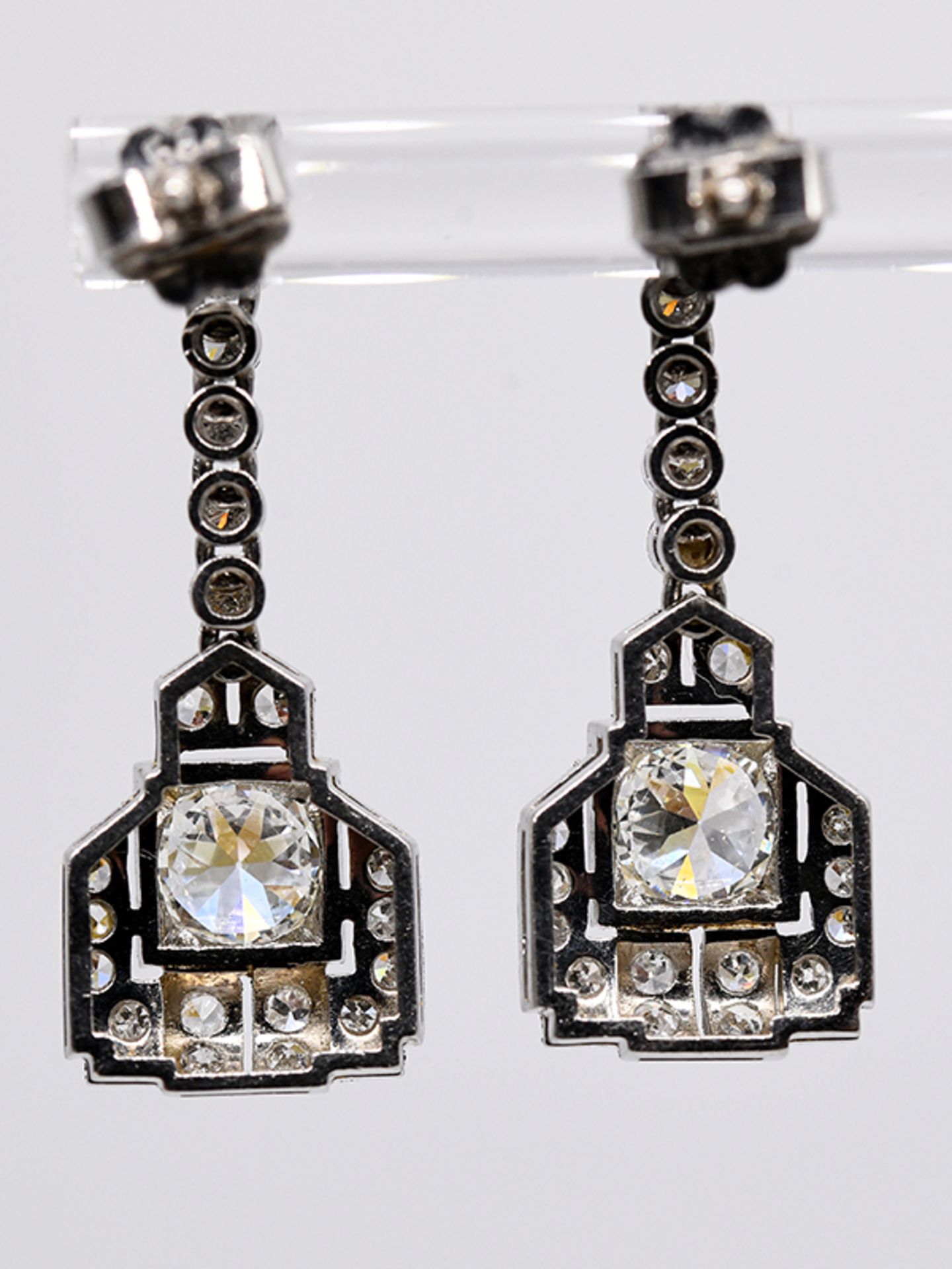 Paar Ohrgehänge mit 21 Altschliff-Diamanten, zus. ca. 1,8 ct, Art Deco. Platin. Gesamtgewicht - Bild 4 aus 4