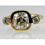 Massiver Ring mit ca. 3 ct Altschliff-Diamant und 2 Altschliff-Diamanten, zus. ca. 0,4 ct, Juwelier