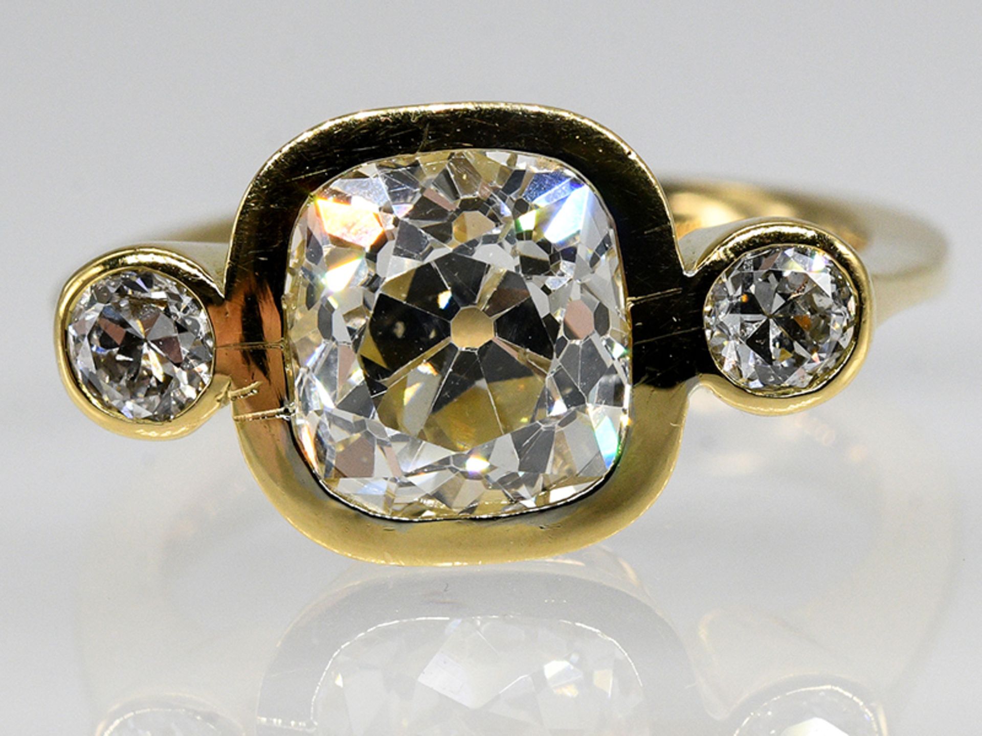 Massiver Ring mit ca. 3 ct Altschliff-Diamant und 2 Altschliff-Diamanten, zus. ca. 0,4 ct, Juwelier