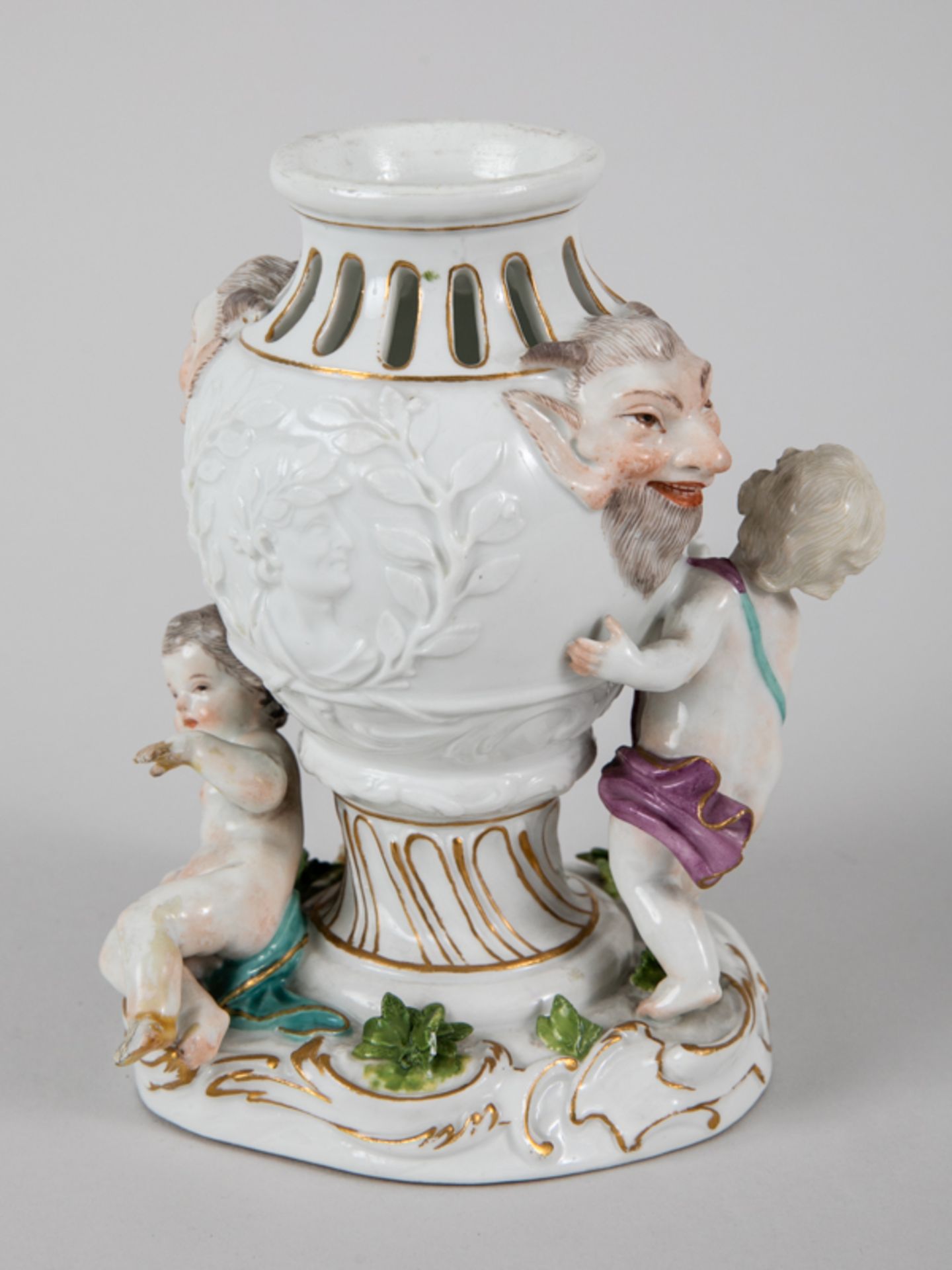 Potpourri-Vase mit 3 Amoretten, Entw. J.J. Kändler, Meissen, 1774. Weißporzellan mit polychro - Bild 7 aus 11