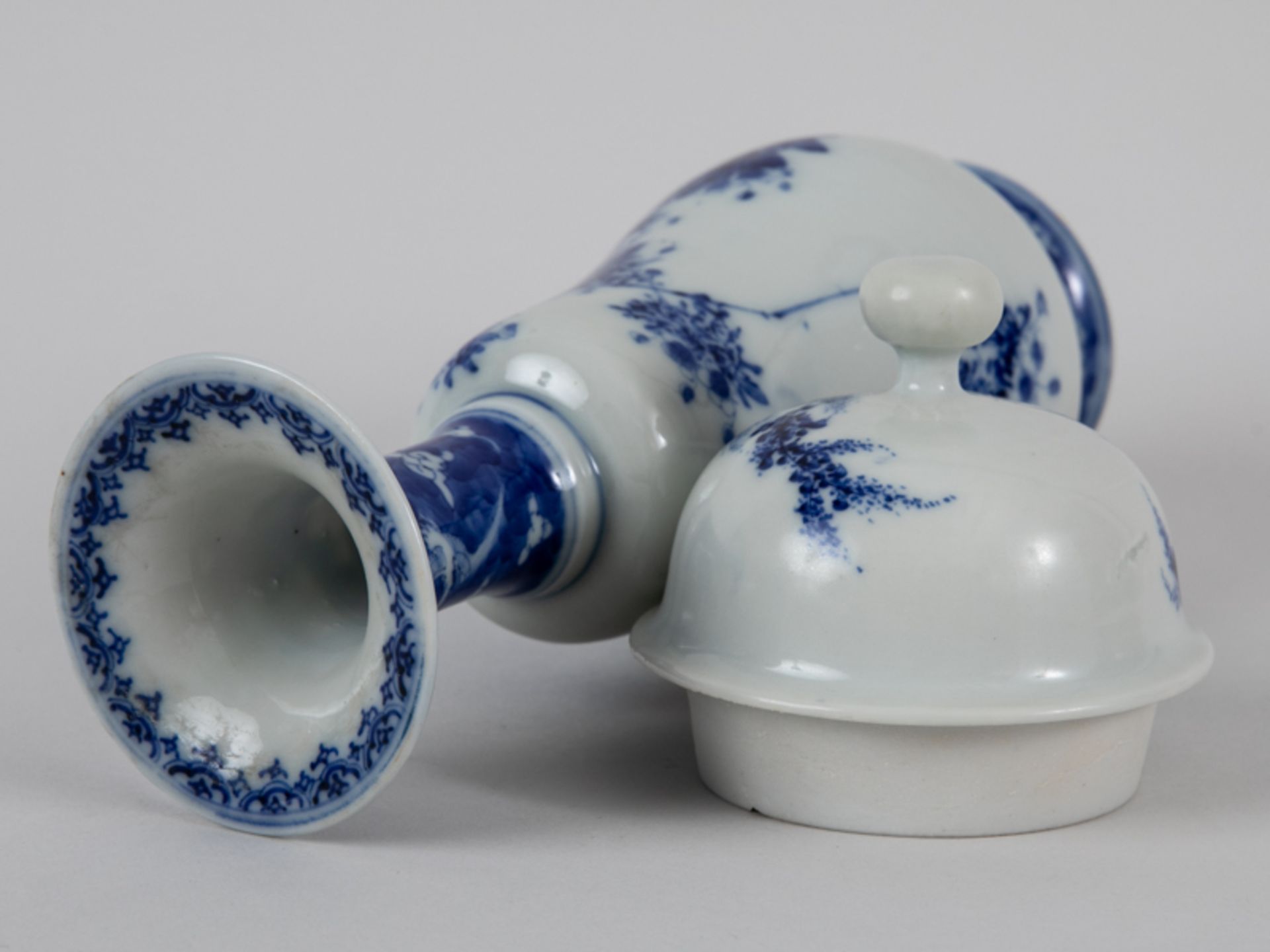 Balustervase mit Blaumalerei + Vasendeckel, wohl Japan, Meiji-Zeit. Weißporzellan mit unter Gl - Bild 3 aus 5