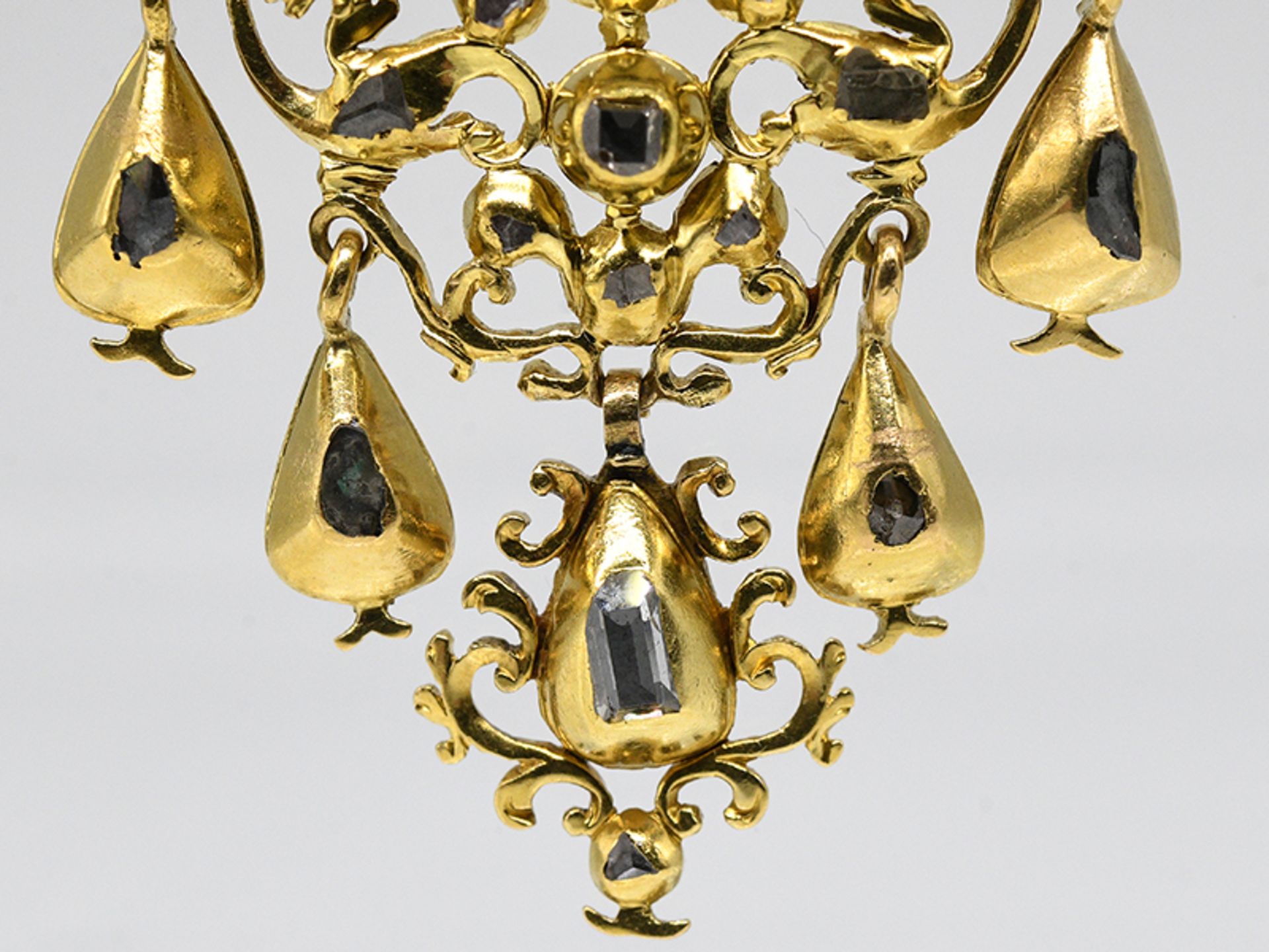 Antiker Anhänger mit Diamanten, zus. ca. 0,8 ct, Spanien 16./ 17. Jh. 750/- Gelbgold. Gesamtge - Bild 4 aus 8