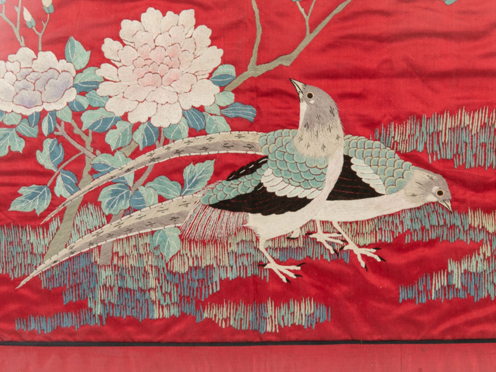 Seidenbild, China, um 1900. Auf roter Seide polychrome Bildstickerei. Auf einer Wiese ein Fasa - Bild 2 aus 4