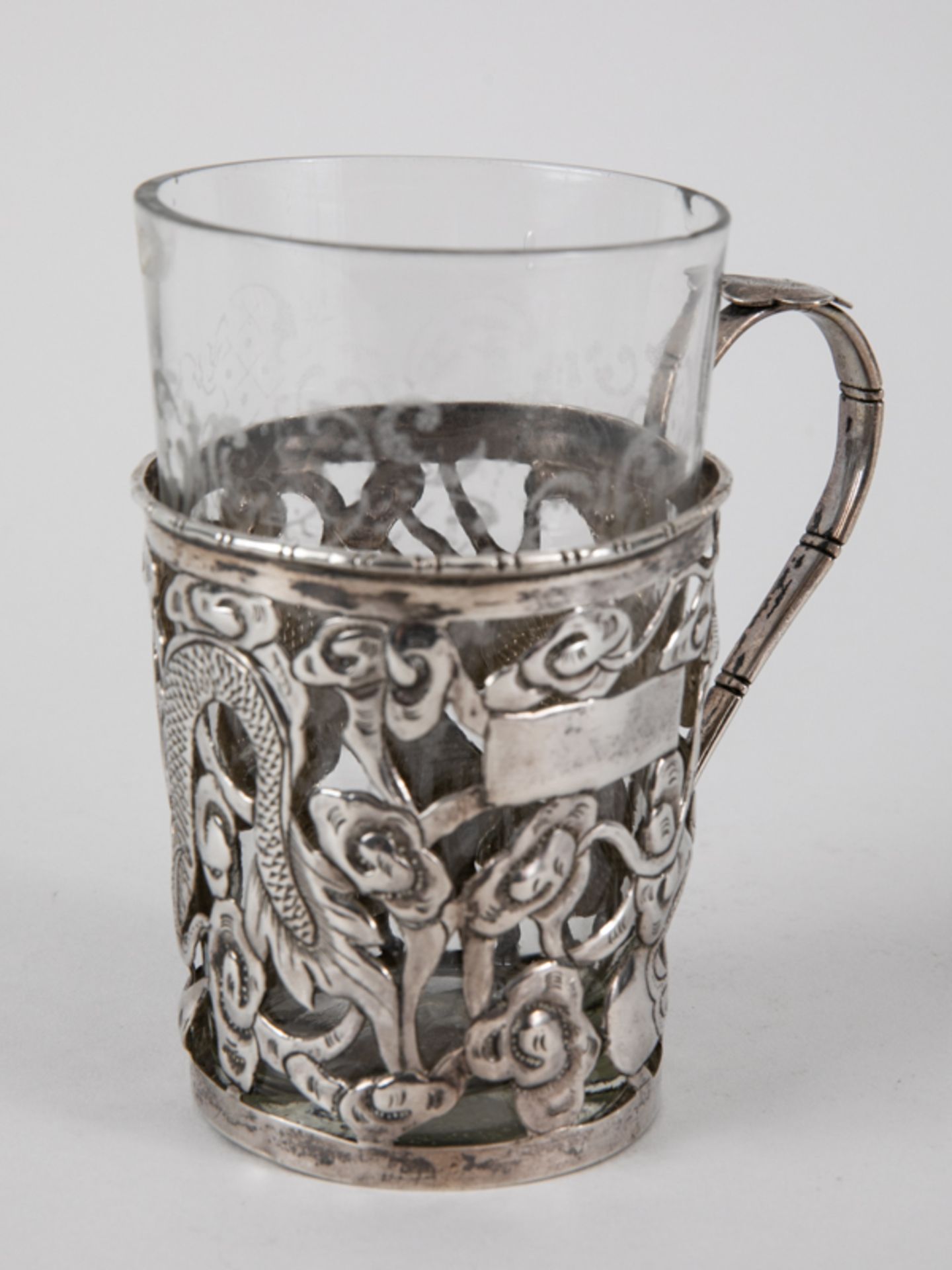 Teeglashalter, China, um 1900. 925/-Silber, ca. 74 g; mit geätzt verziertem farblosen Becher-G - Bild 7 aus 7