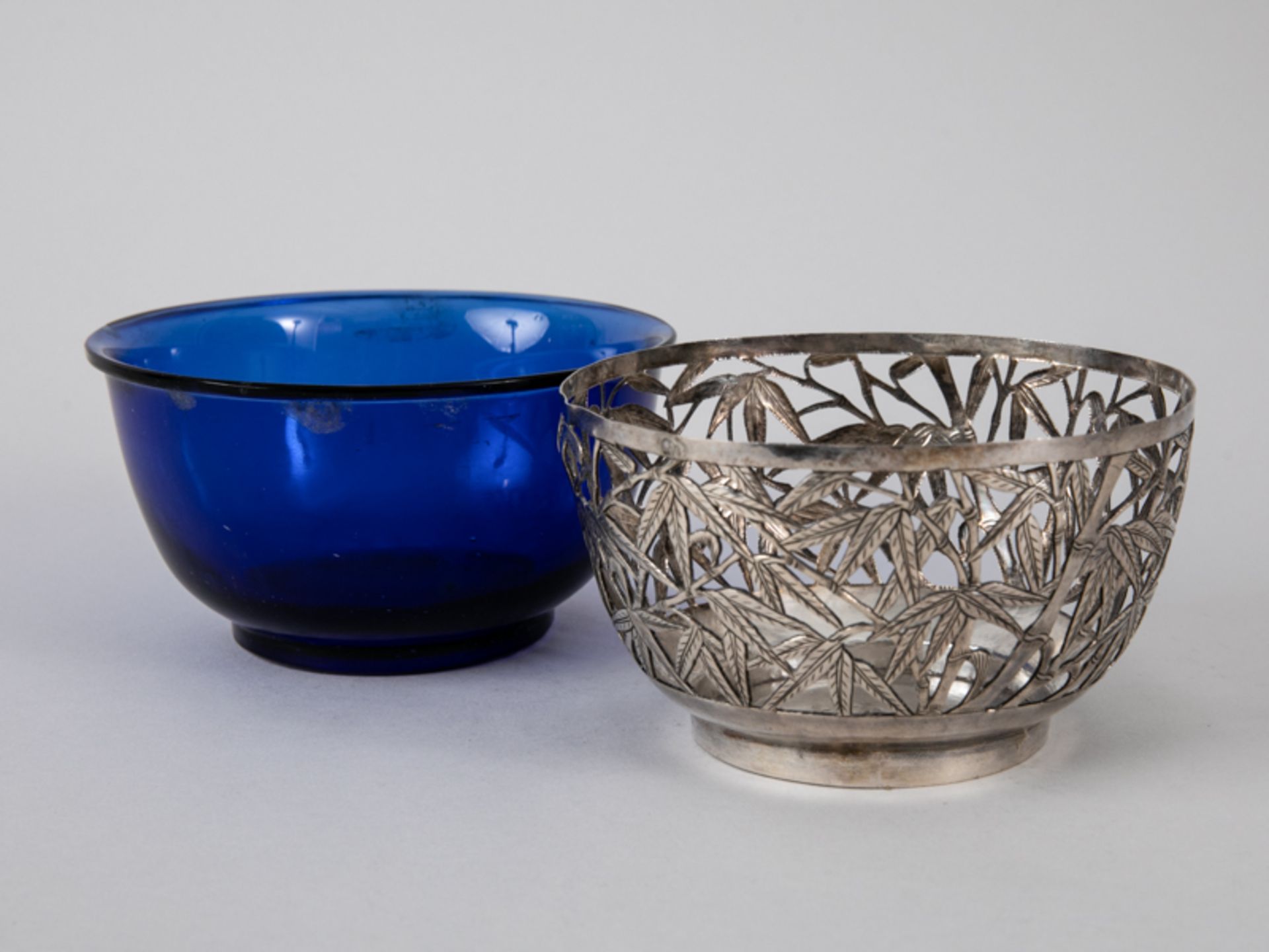 Pekingglas-Schale + Silber, China, 18. Jh./ um 1900. Blaues Pekingglas (18. Jh.) und filigrane - Bild 2 aus 3