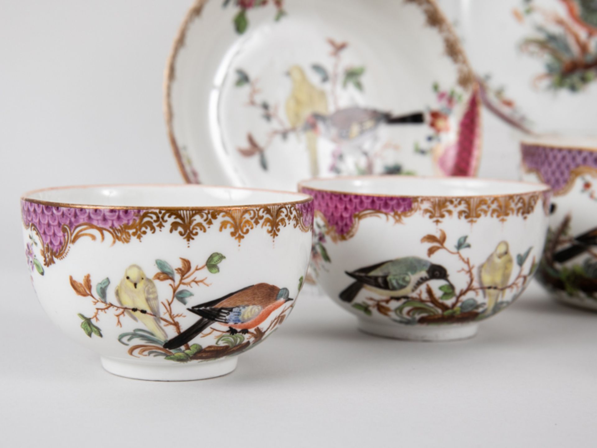 3 Teetassen, Zuckerdose + Kaffeetasse, Meissen, ca. 1760/74. Weißporzellan m. polychromer Voge - Image 6 of 7