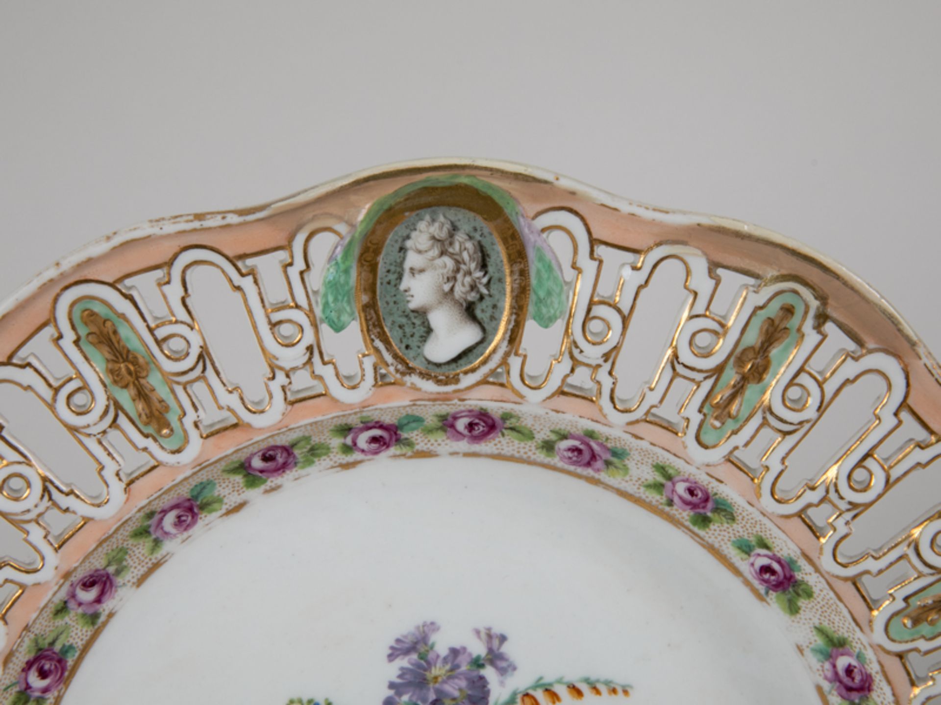 Paar Dessertteller der Marcolini-Zeit, Meißen, um 1780/90. Weißporzellan mit polychromer Flor - Bild 2 aus 4