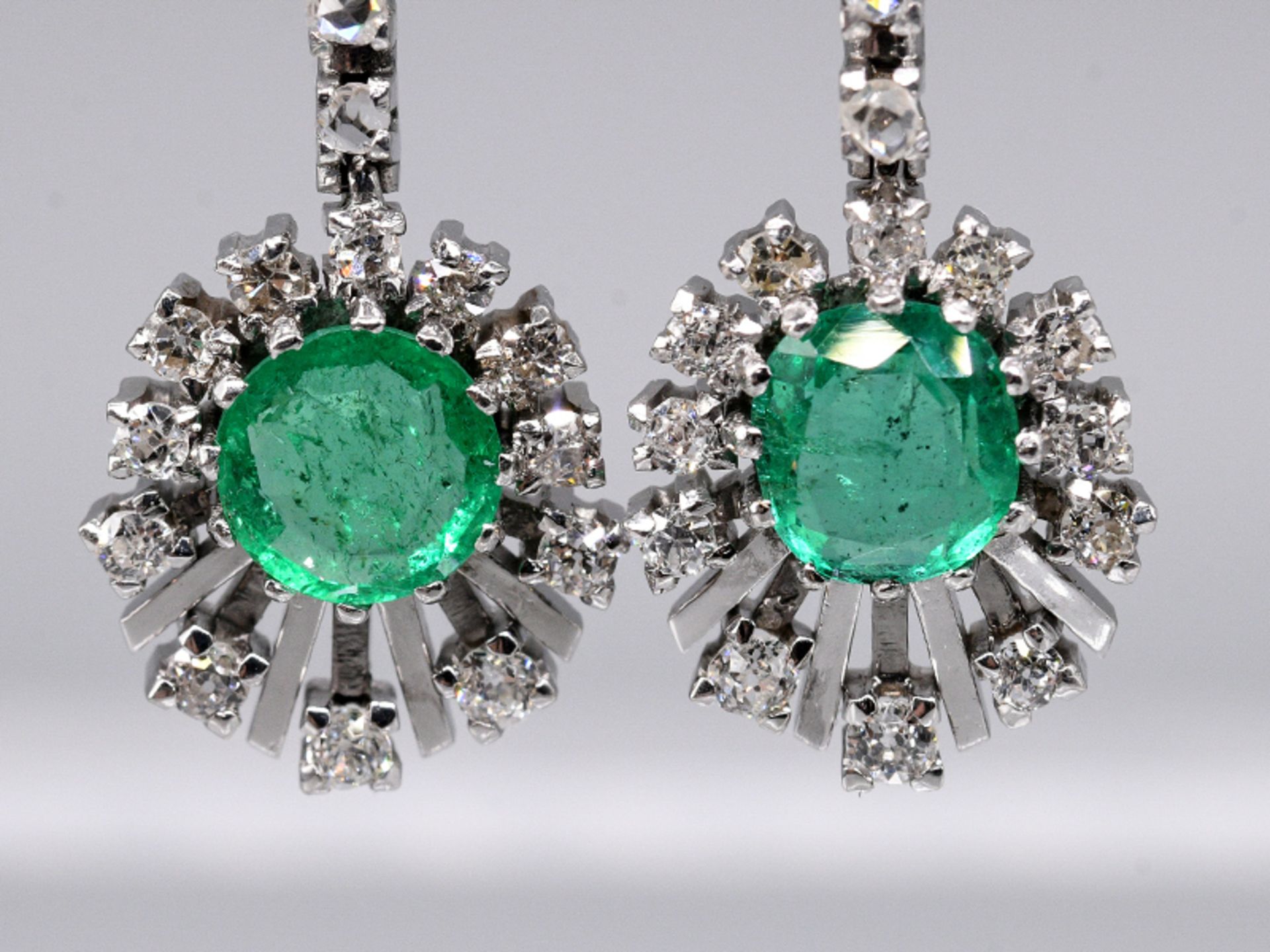 Paar Ohrgehänge mit 4 Smaragden, zus. ca. 2-2,5 ct und 36 Diamanten, zus. ca. 0,7 ct, 80- er Jahre - Bild 2 aus 5