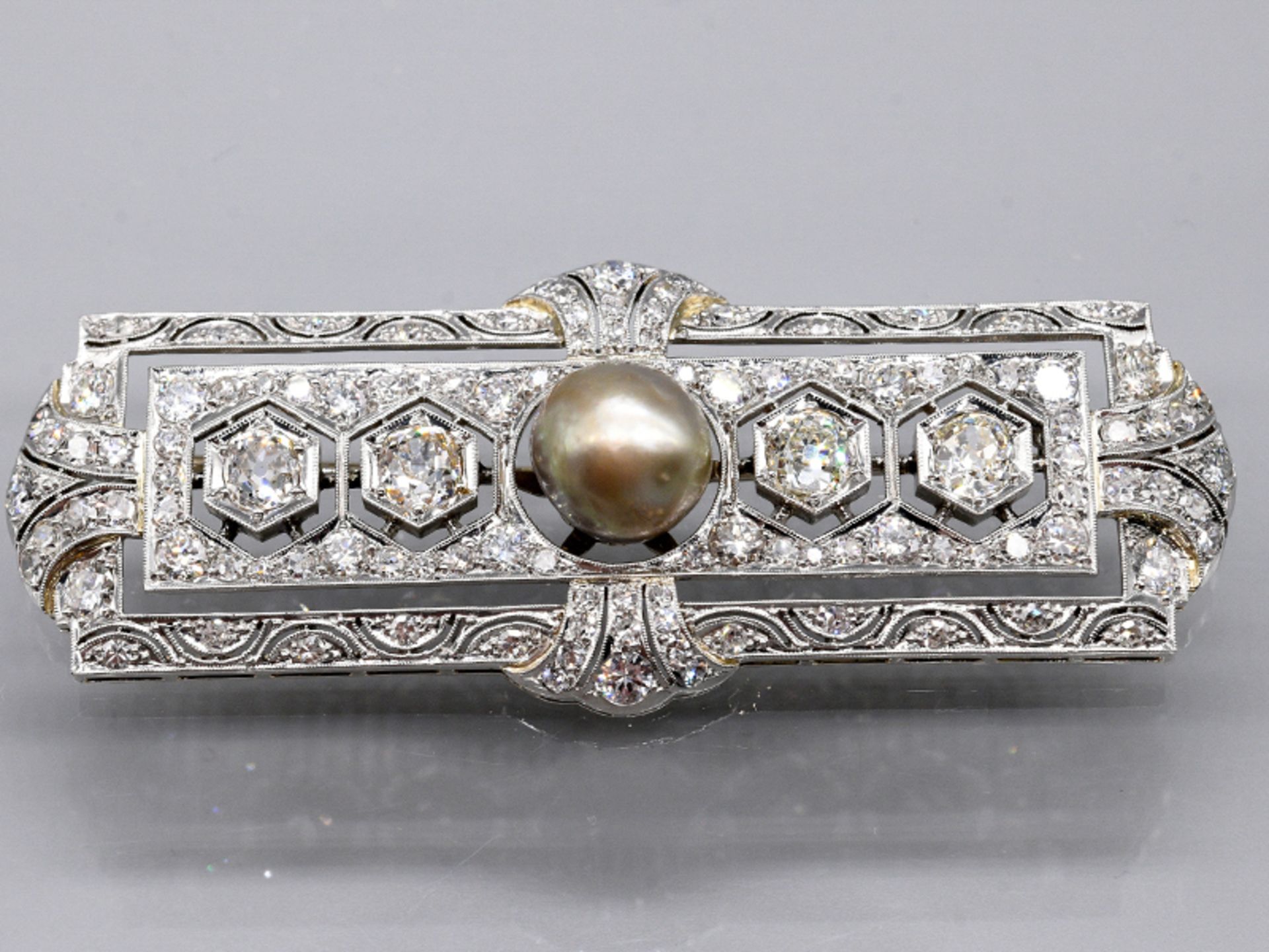 Prunkvolle Brosche mit Orientperle und 114 Altschliff-Diamanten zus. ca. 4,8 ct, Art Deco 585/-