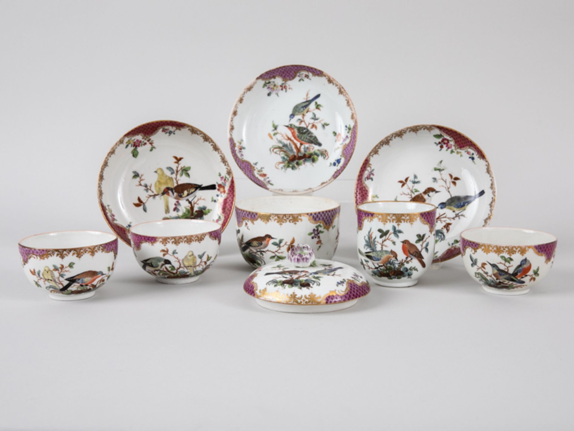 3 Teetassen, Zuckerdose + Kaffeetasse, Meissen, ca. 1760/74. Weißporzellan m. polychromer Voge - Bild 2 aus 7