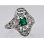 Ring mit Smaragd ca. 0,65 ct und Altschliff-Diamanten, zus. ca. 0,65 ct, Art Deco. Platin (gepr
