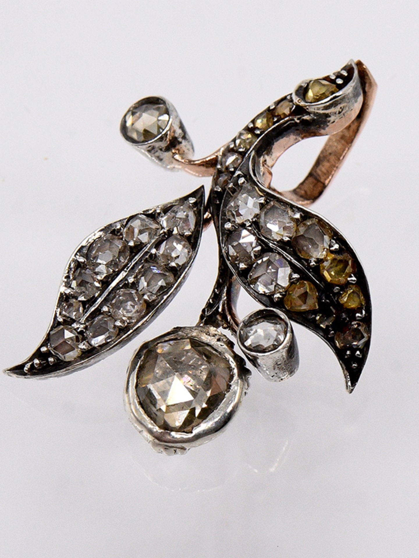 Kleiner Anhänger mit zus. ca. 0,5 ct Diamantrosen, ca. 1830/ 50. 585/- Roségold und Silber. G - Bild 2 aus 3