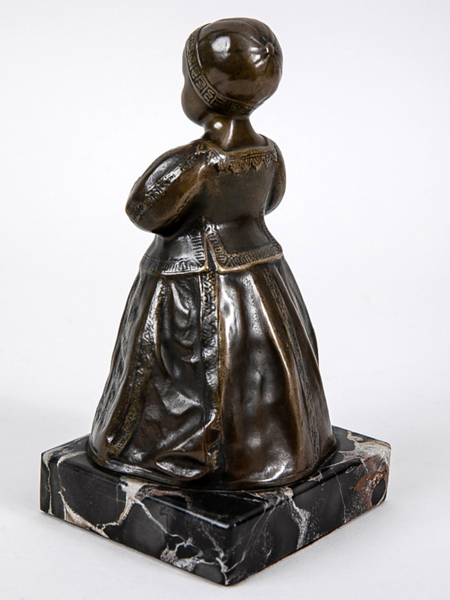 Endstorfer, Anton (1880 - 1960). Bronzeplastik "Kleines Mädchen in Tracht mit Kugel", montiert - Bild 3 aus 8