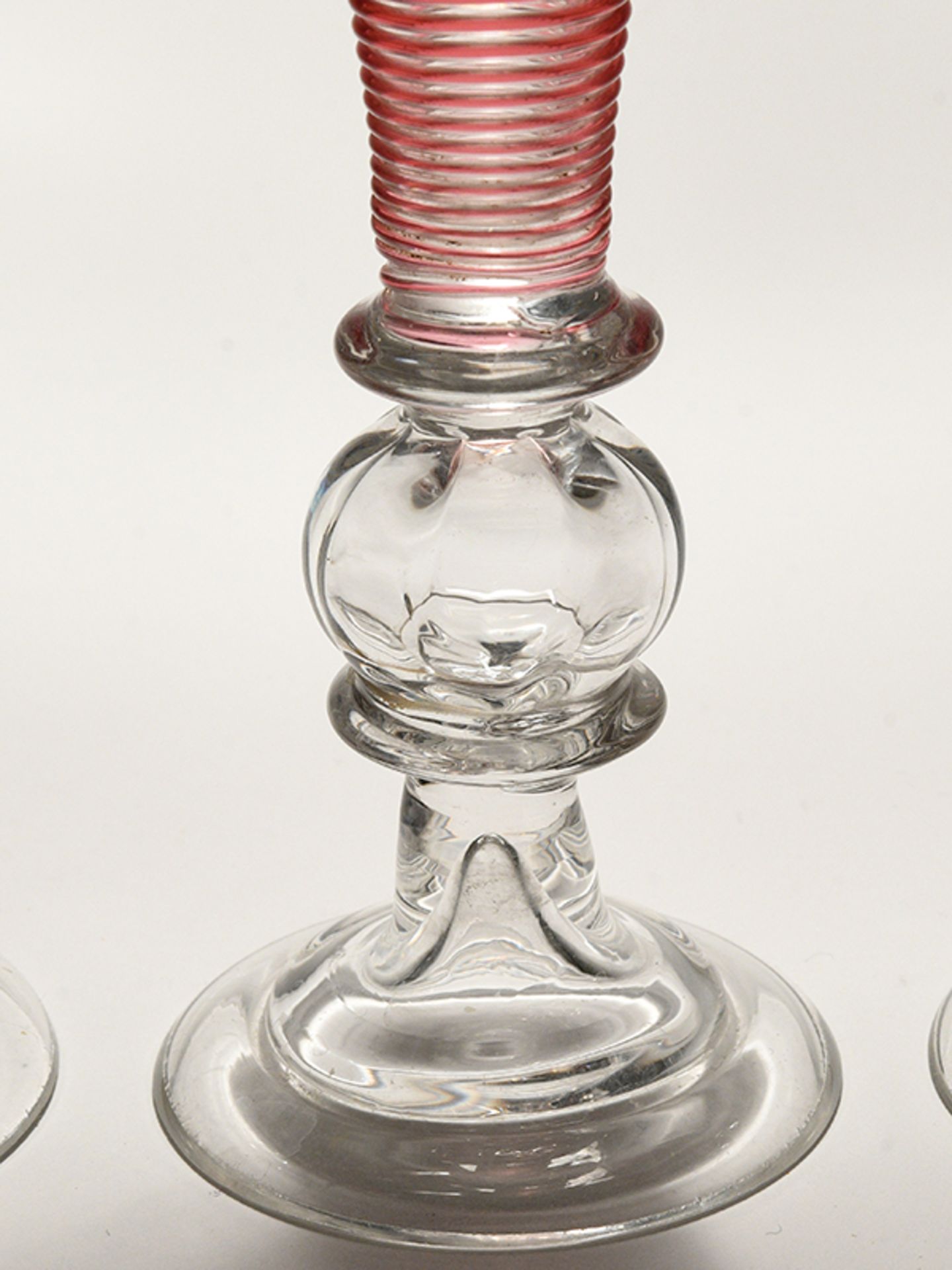 4 Sektflöten in Empireform, 19. Jh. Farbloses Glas mit roten Spiralfadenaufschmelzungen; schla - Bild 3 aus 5