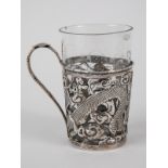 Teeglashalter, China, um 1900. 925/-Silber, ca. 74 g; mit geätzt verziertem farblosen Becher-G