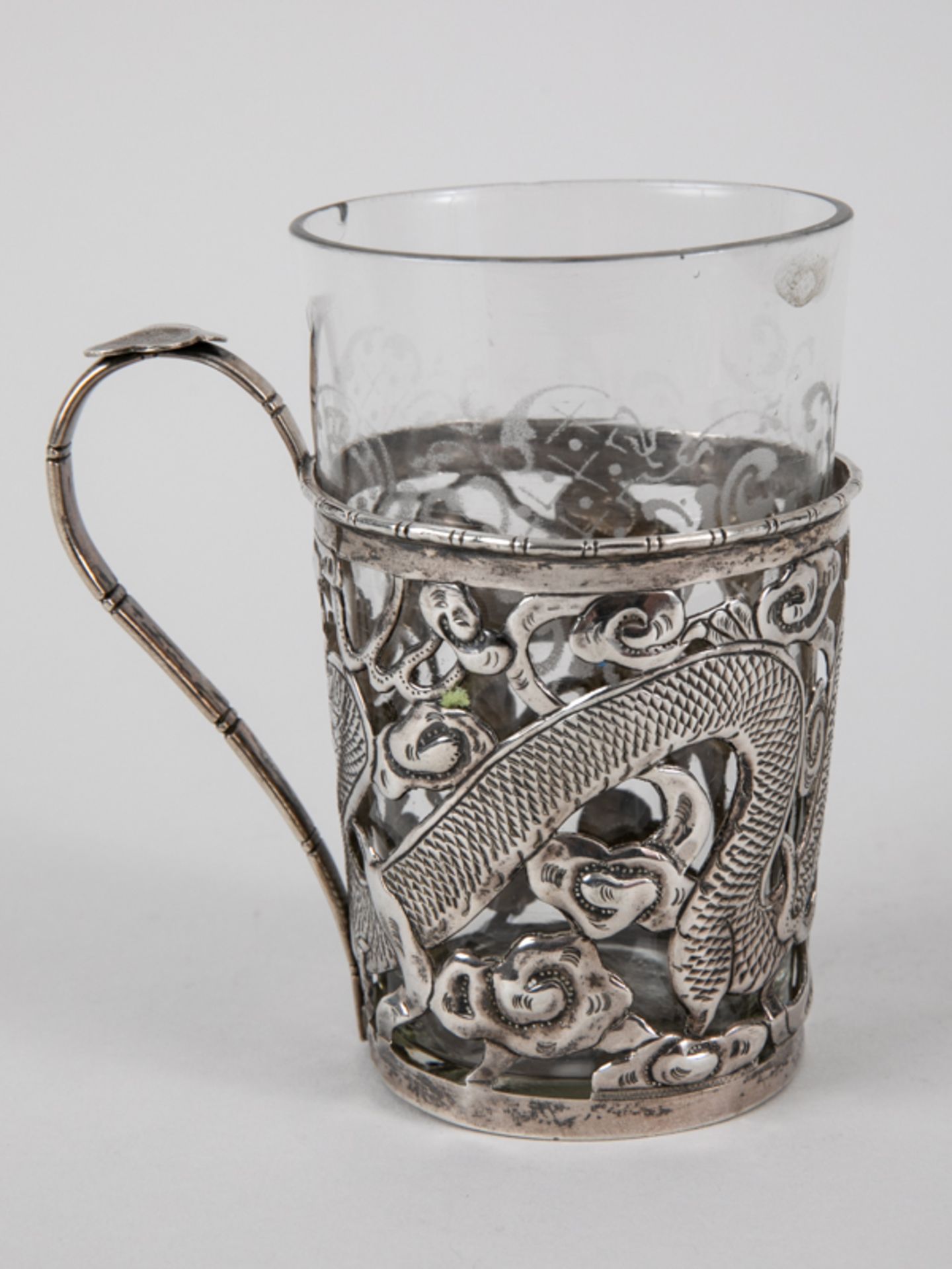 Teeglashalter, China, um 1900. 925/-Silber, ca. 74 g; mit geätzt verziertem farblosen Becher-G