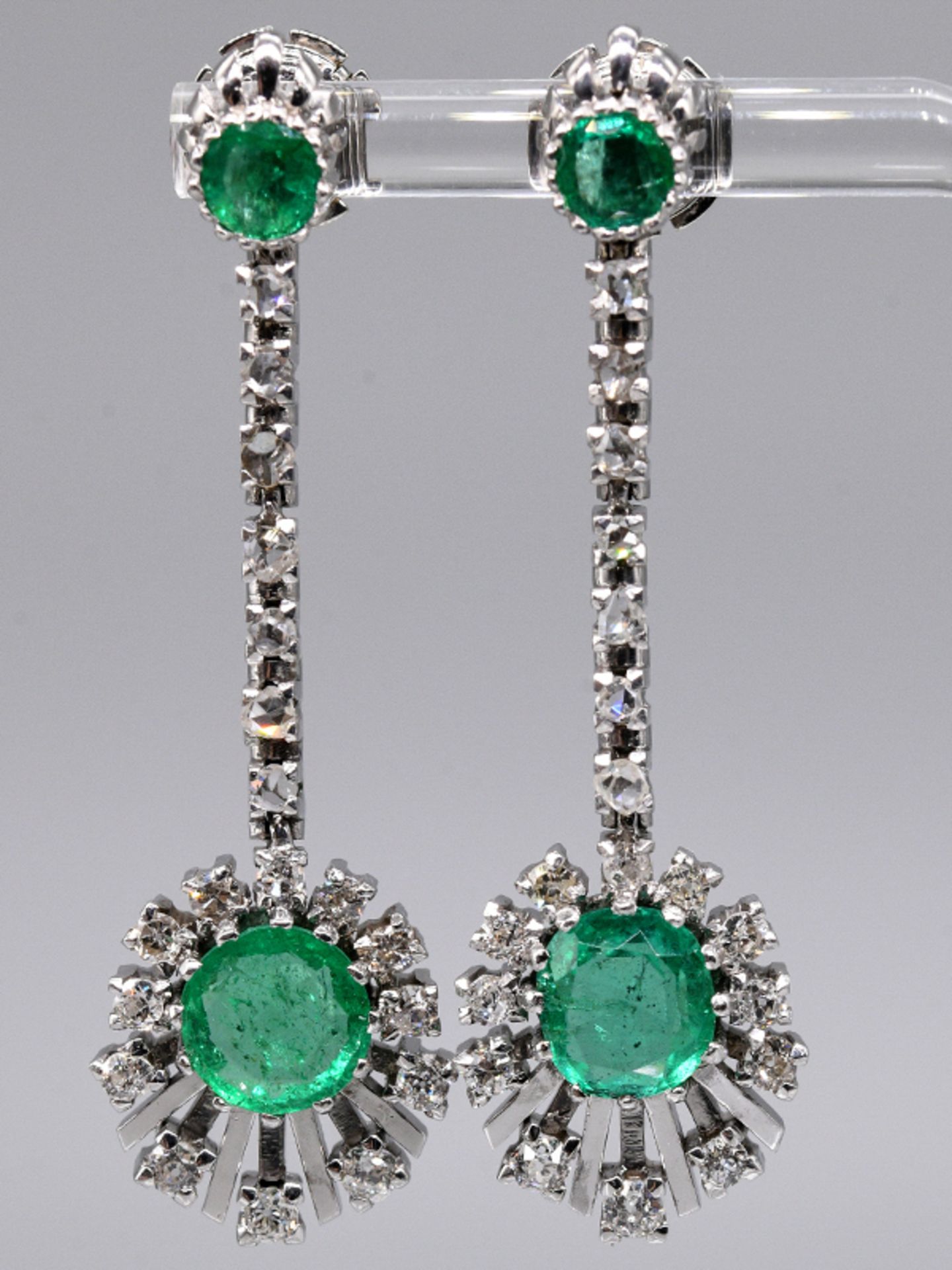 Paar Ohrgehänge mit 4 Smaragden, zus. ca. 2-2,5 ct und 36 Diamanten, zus. ca. 0,7 ct, 80- er Jahre