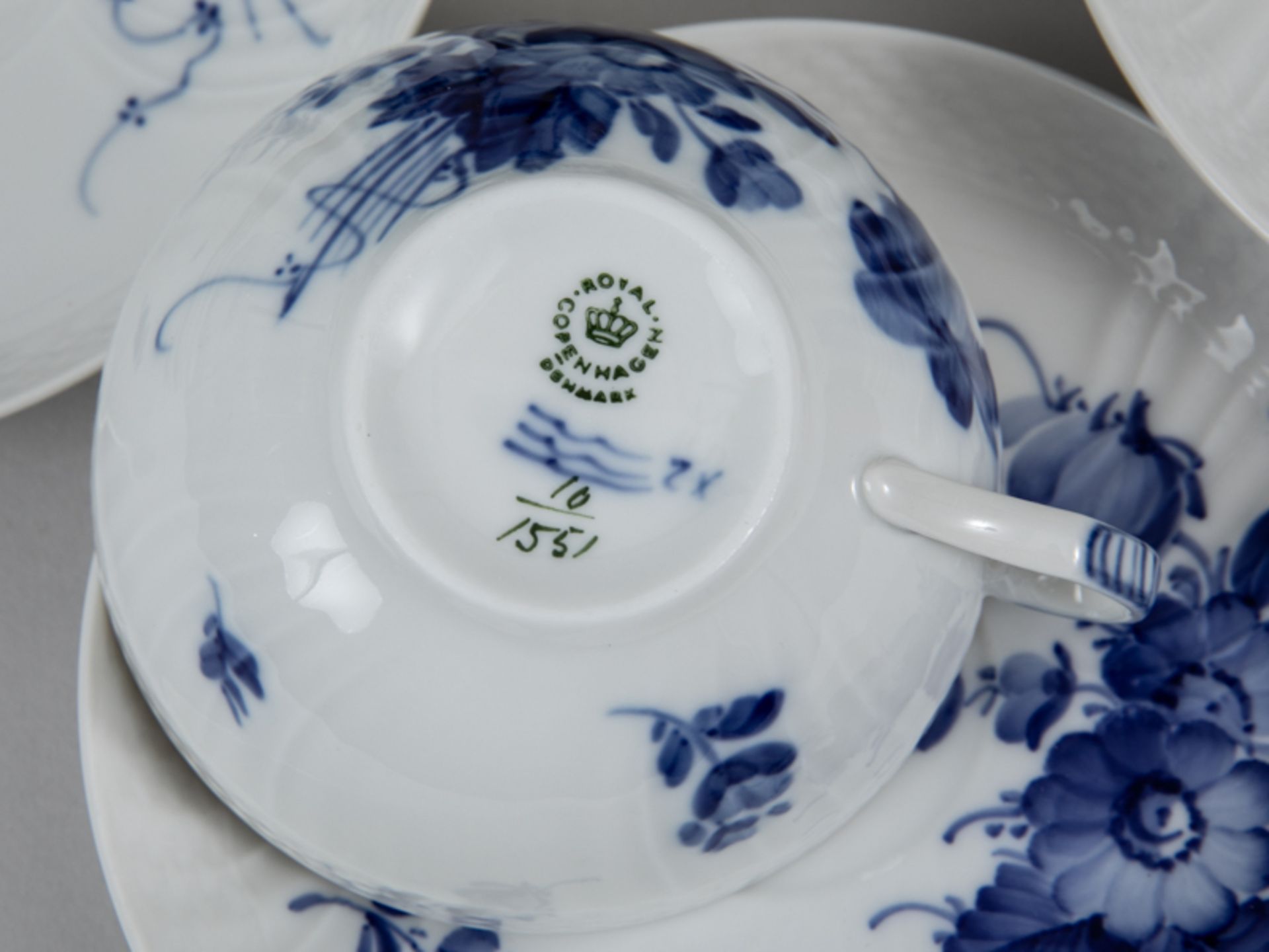27-tlg. Teeservice, "Blaue Blume", Royal Copenhagen, 20. Jh. Weißporzellan mit unter Glasur bl - Bild 3 aus 3