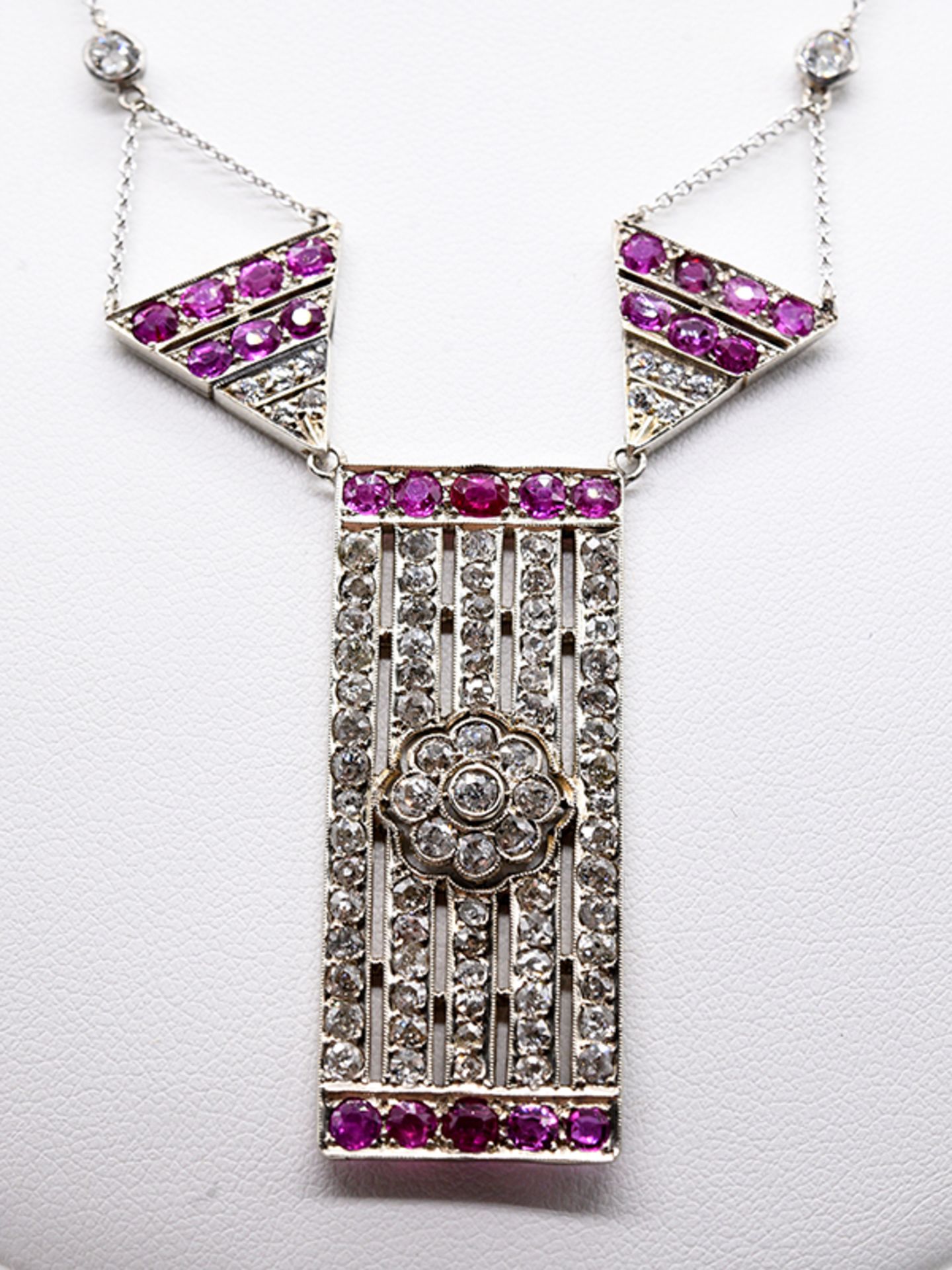 Art Deco Collier mit zus. ca. 3,6 ct Altschliff-Diamanten, Rubinen und Orientperlen, um1920 750