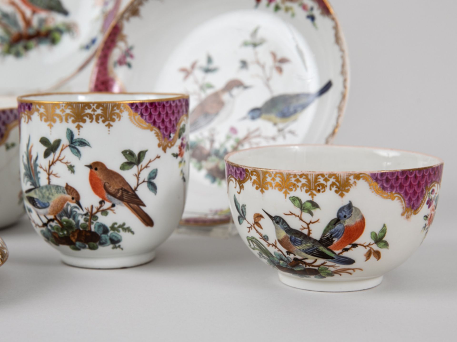 3 Teetassen, Zuckerdose + Kaffeetasse, Meissen, ca. 1760/74. Weißporzellan m. polychromer Voge - Image 3 of 7