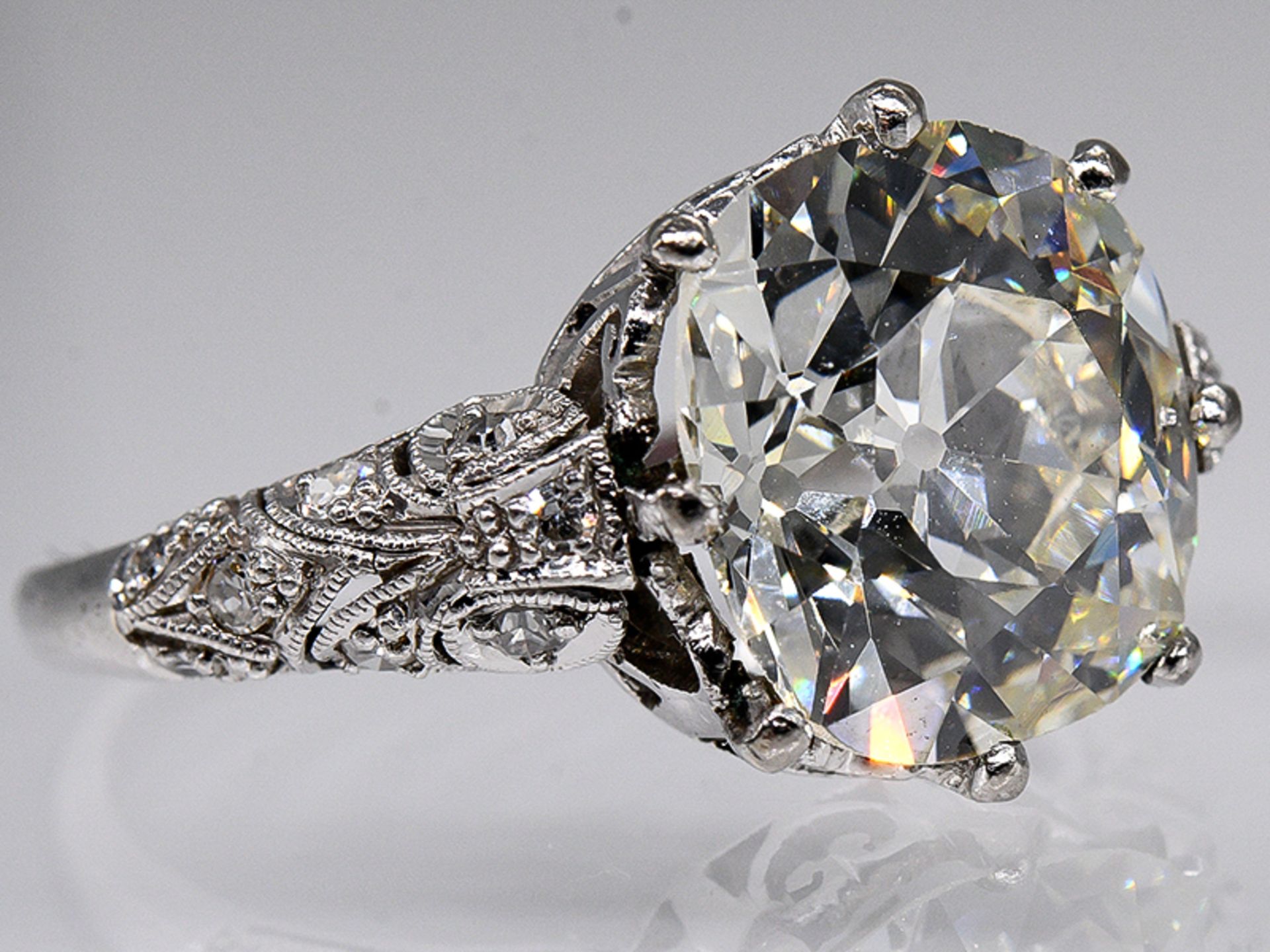 Prunkvoller Art-Deco Ring mit Altschliff-Diamant ca. 5,6 ct und kleinen Diamanten, zus. 0,1 ct, Juw - Bild 2 aus 11