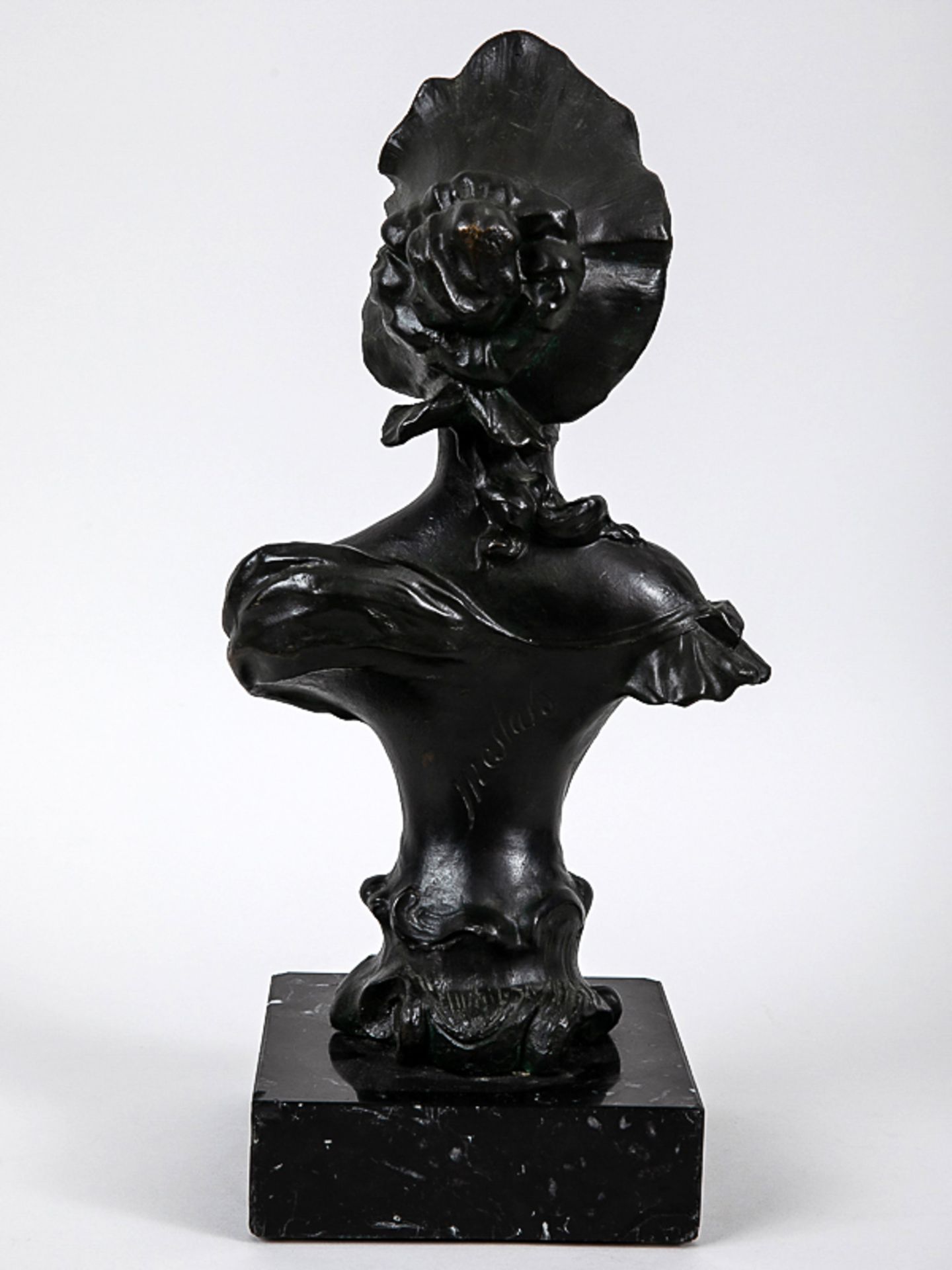 Büste einer jungen Dame mit Haube, Frankreich, sign. "Mestais", 1890er Jahre. Bronze, dunkel p - Image 5 of 7
