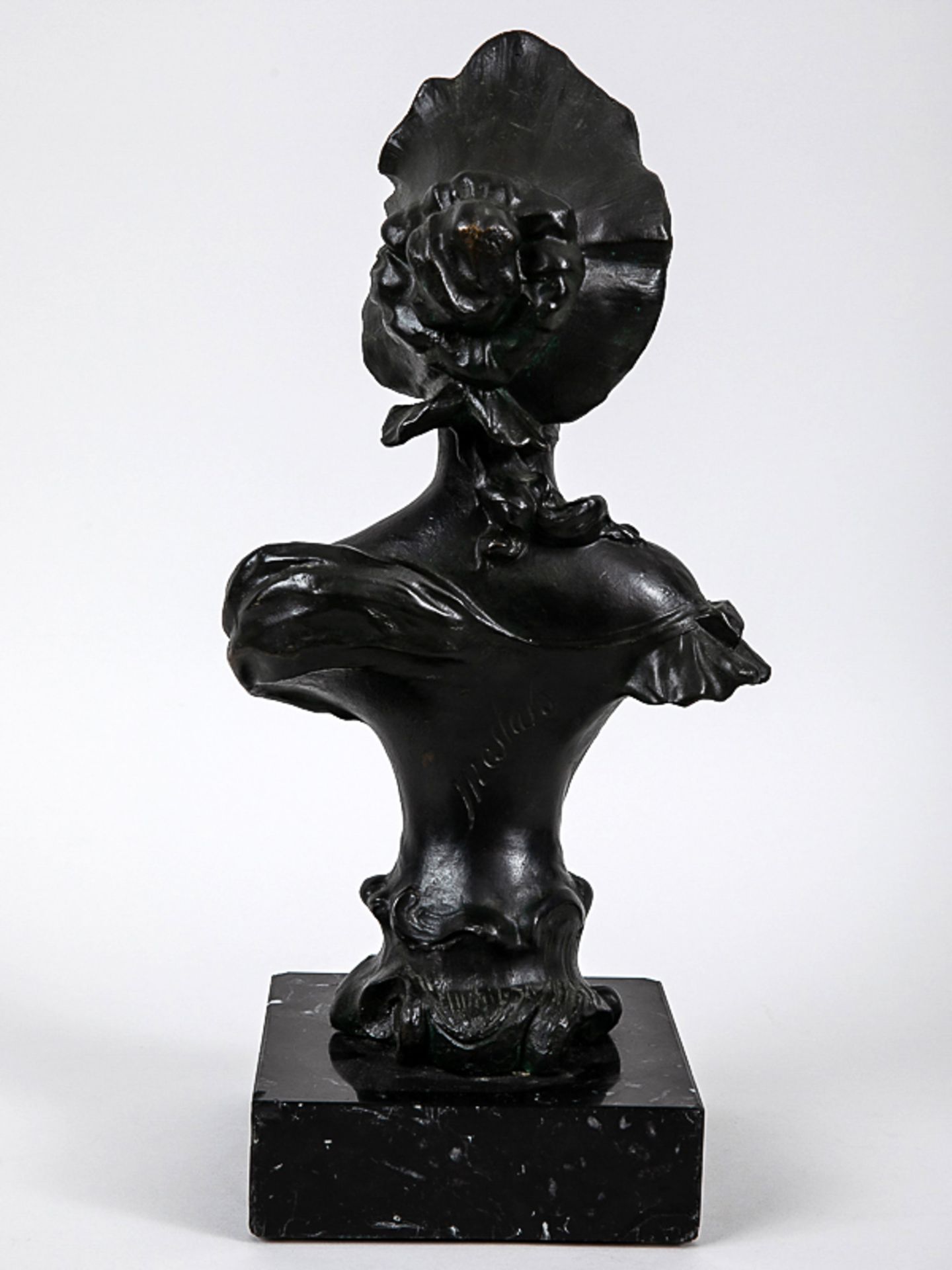 Büste einer jungen Dame mit Haube, Frankreich, sign. "Mestais", 1890er Jahre. Bronze, dunkel p - Bild 5 aus 7