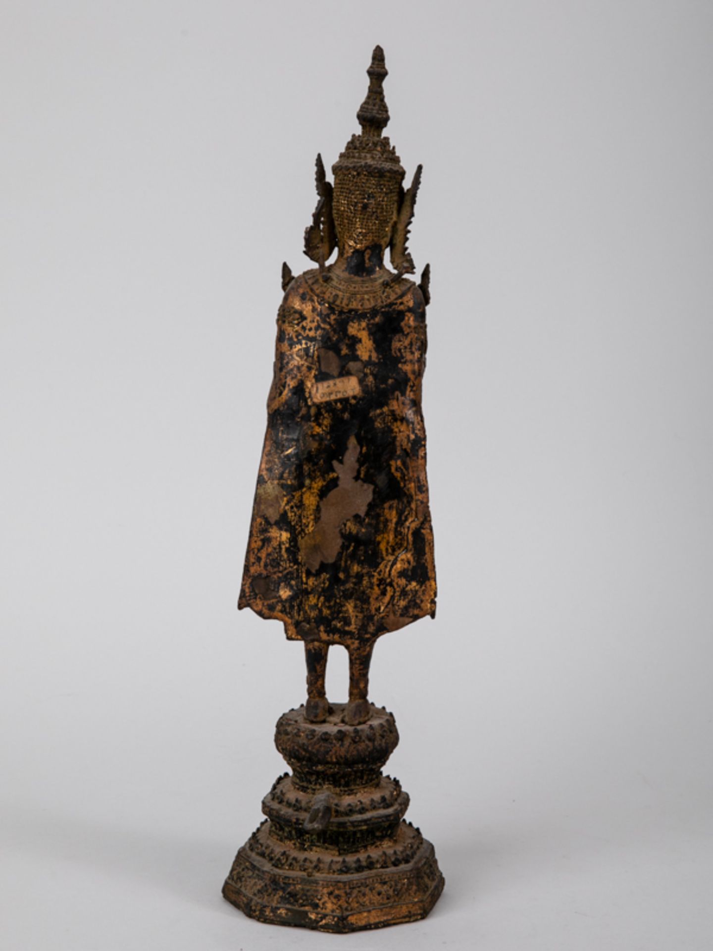 Buddhistische Tempelfigur, Thailand, 18./19. Jh. Bronze/Metallguss mit Resten alter Fassung und - Bild 8 aus 8