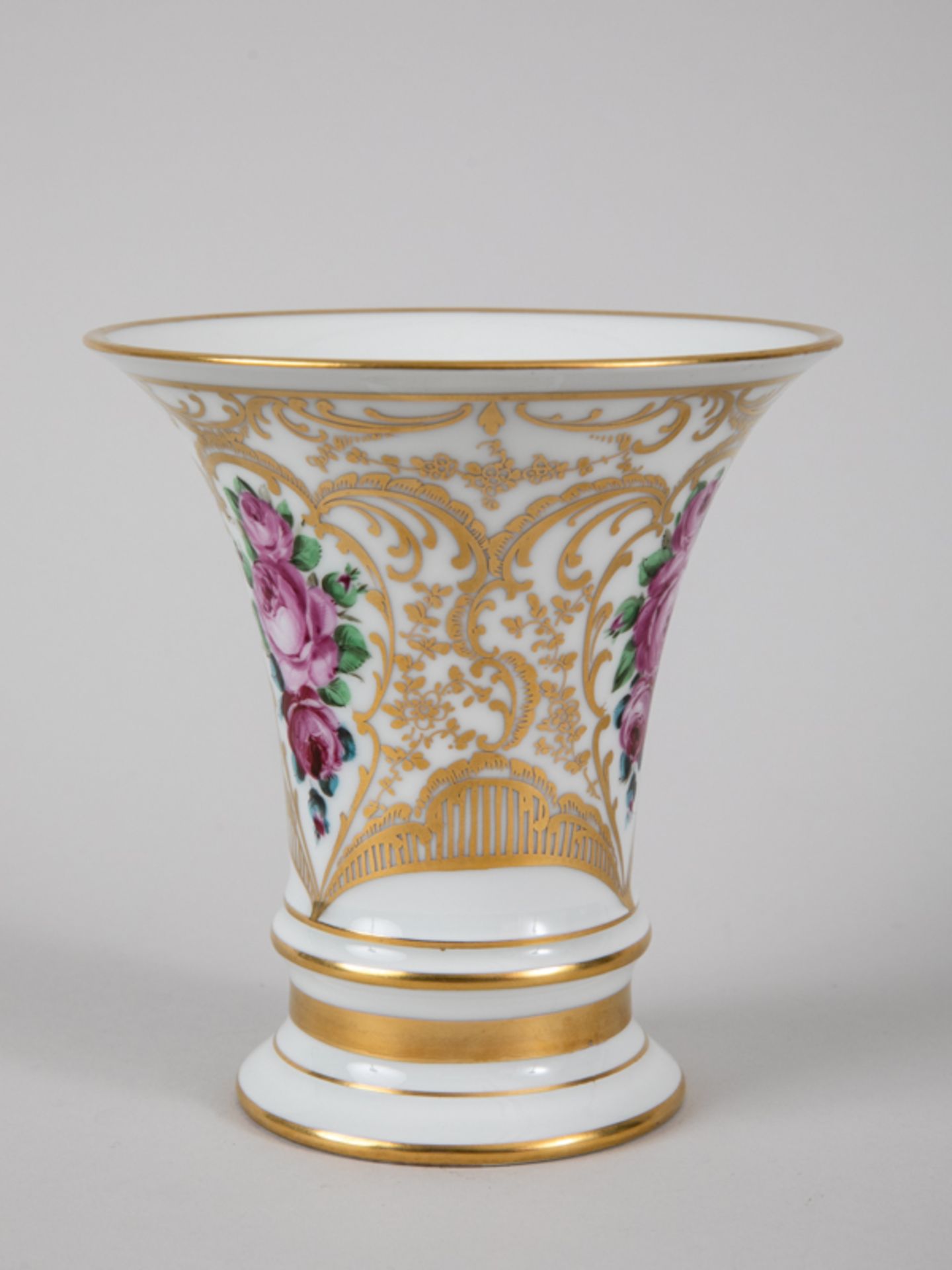 Trompetenvase mit Rosen- u. Goldmalerei, Fürstenberg, 20. Jh. Weißporzellan mit polychromer R - Bild 3 aus 5