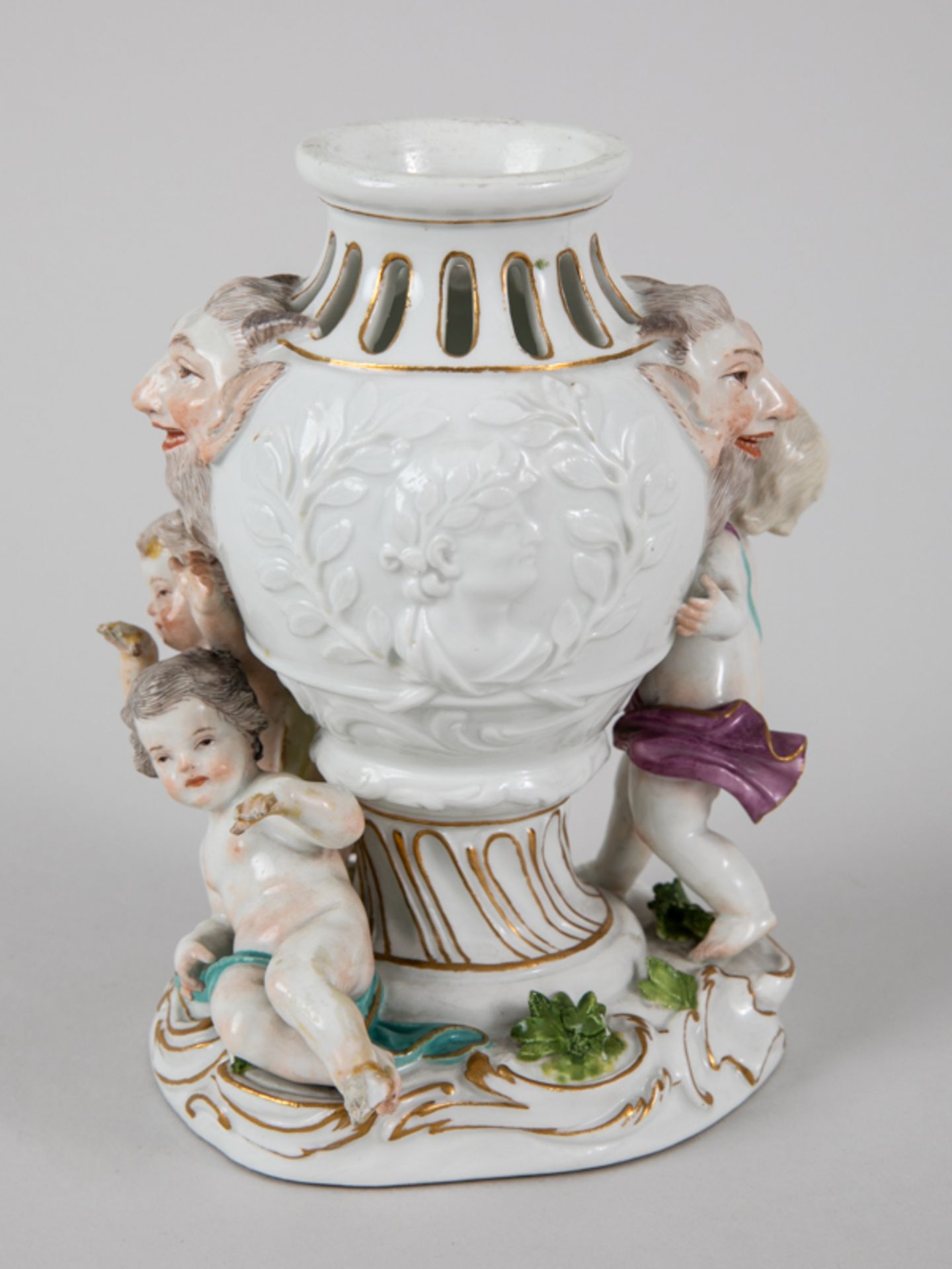 Potpourri-Vase mit 3 Amoretten, Entw. J.J. Kändler, Meissen, 1774. Weißporzellan mit polychro