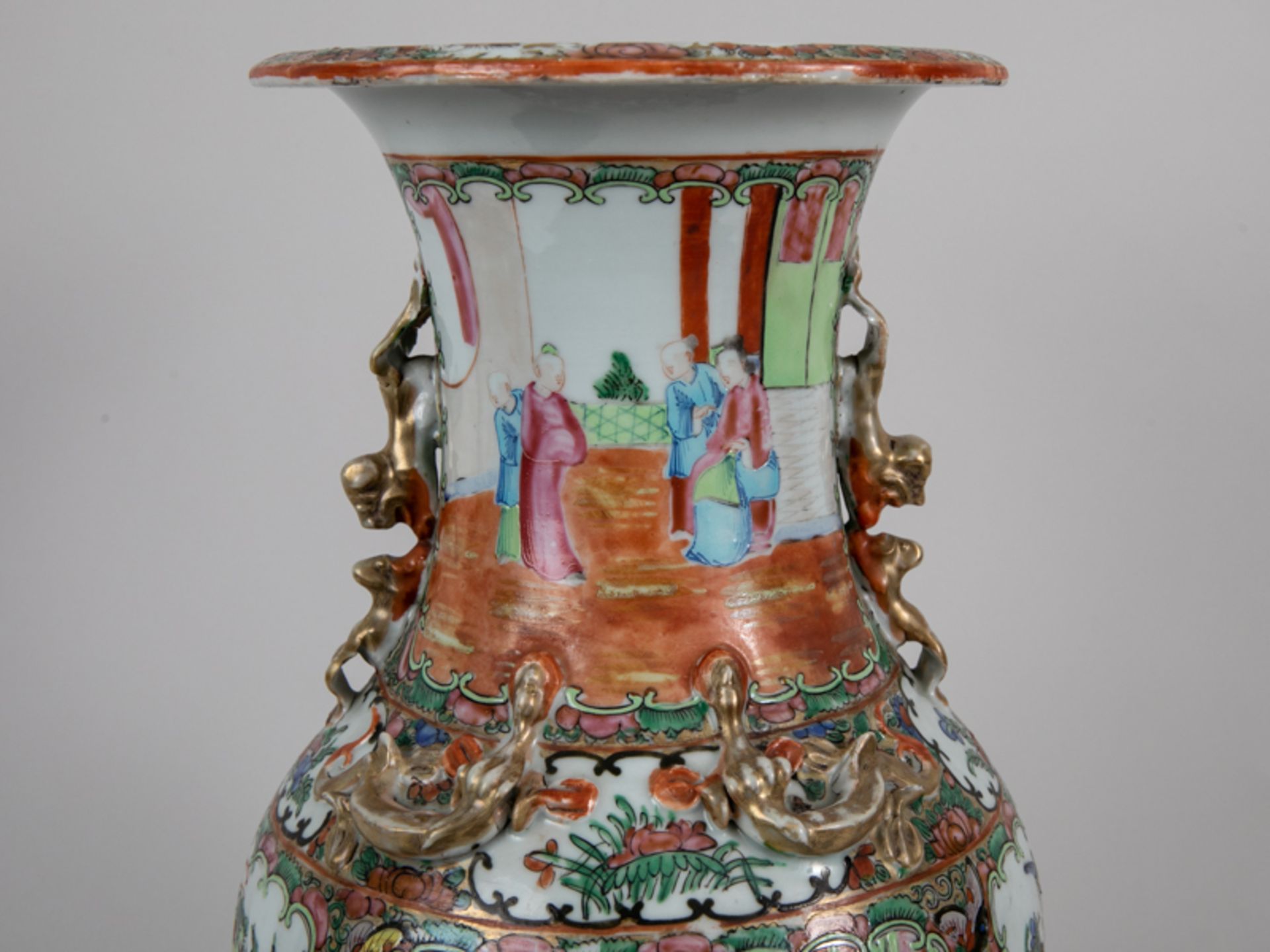 Große Kanton-Vase "Famille rose" m. Holzsockel, China, 19. Jh. Porzellan mit goldstaffierter p - Bild 9 aus 10