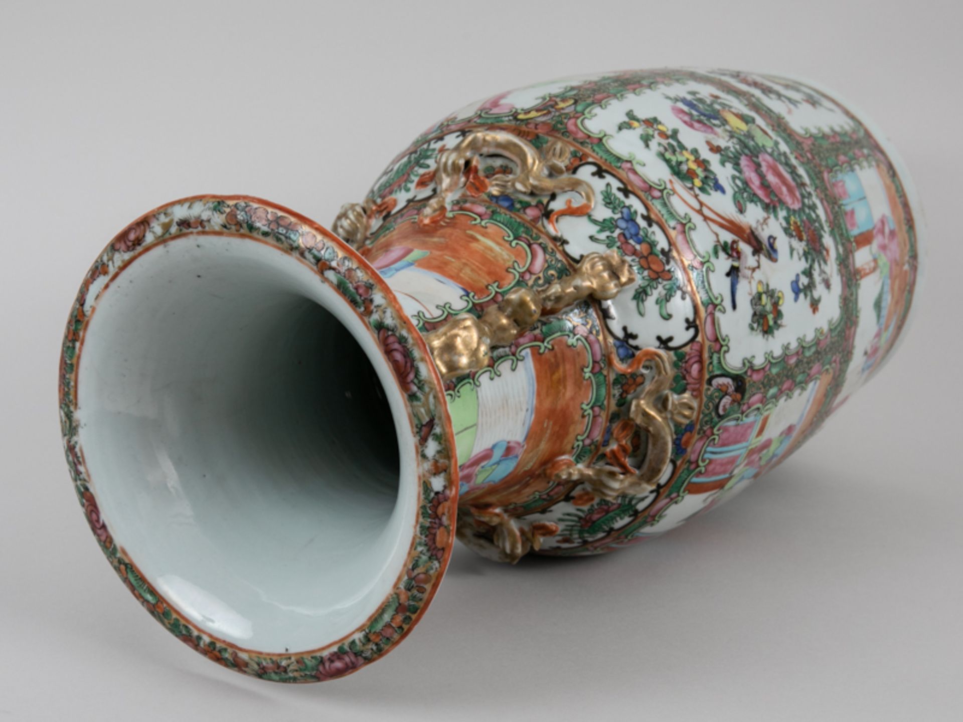 Große Kanton-Vase "Famille rose" m. Holzsockel, China, 19. Jh. Porzellan mit goldstaffierter p - Bild 10 aus 10