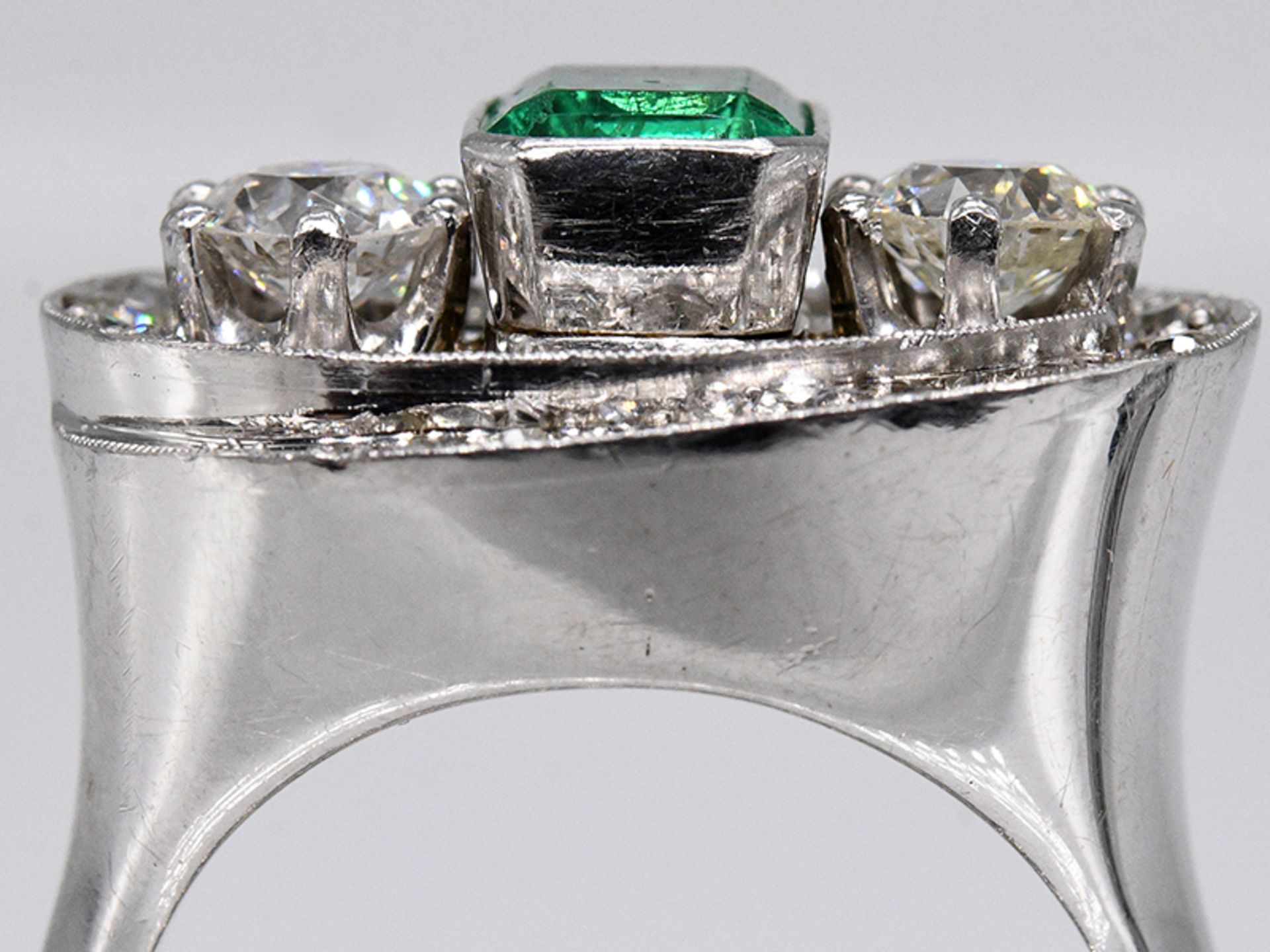 Cocktail-Ring mit kolumbanischem Smaragd ca. 0,6 ct und 45 Altschliff-Diamanten, zus. ca. 1,2 ct, J - Bild 3 aus 5