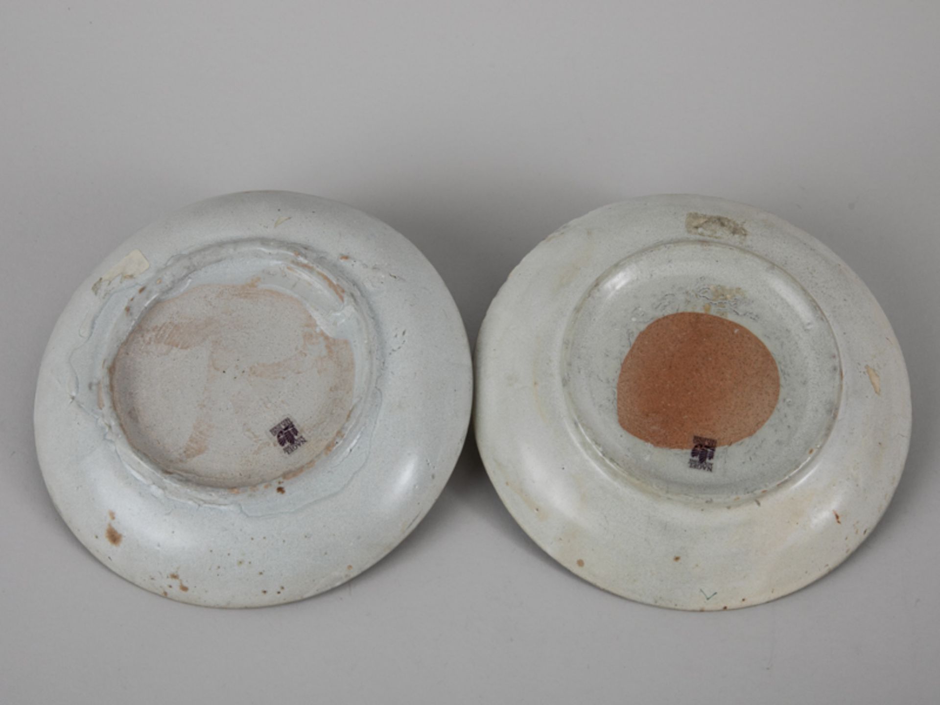 2 Teller, China, Anf. 19. Jh. (aus dem Wrack der "Tek Sing"). Porzellan mit unter Glasur blauer - Bild 2 aus 4