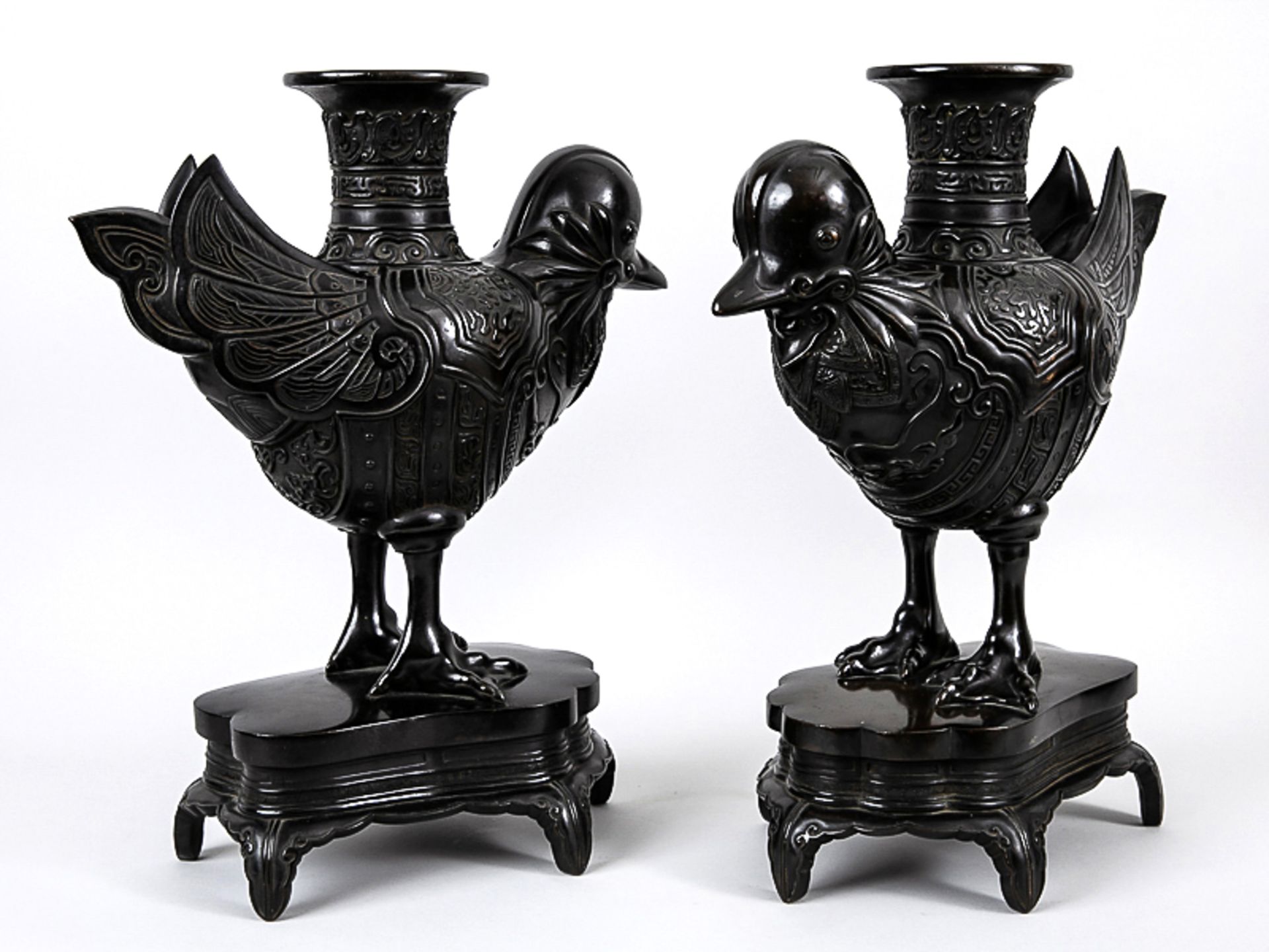 Paar große Bronzevasen in Vogelform, China, um 1900. Bronze, dunkelbraun patiniert mit poliert