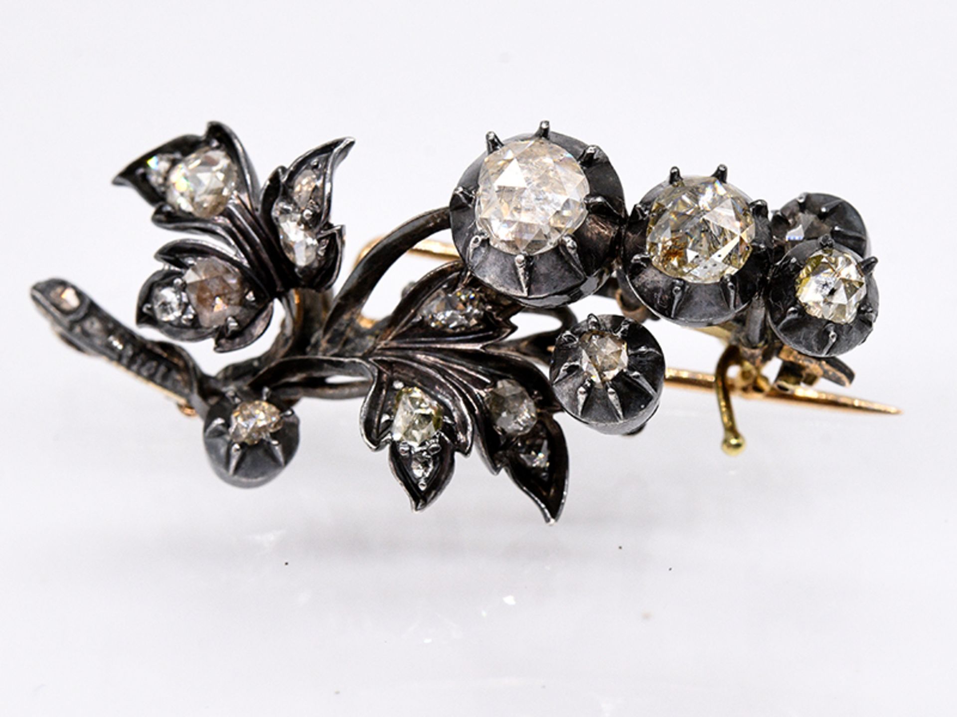 Anhänger / Brosche "Blütenzweig" mit Diamantrosen, zus. ca. 1,5 ct, Frankreich, um 1840. 585/