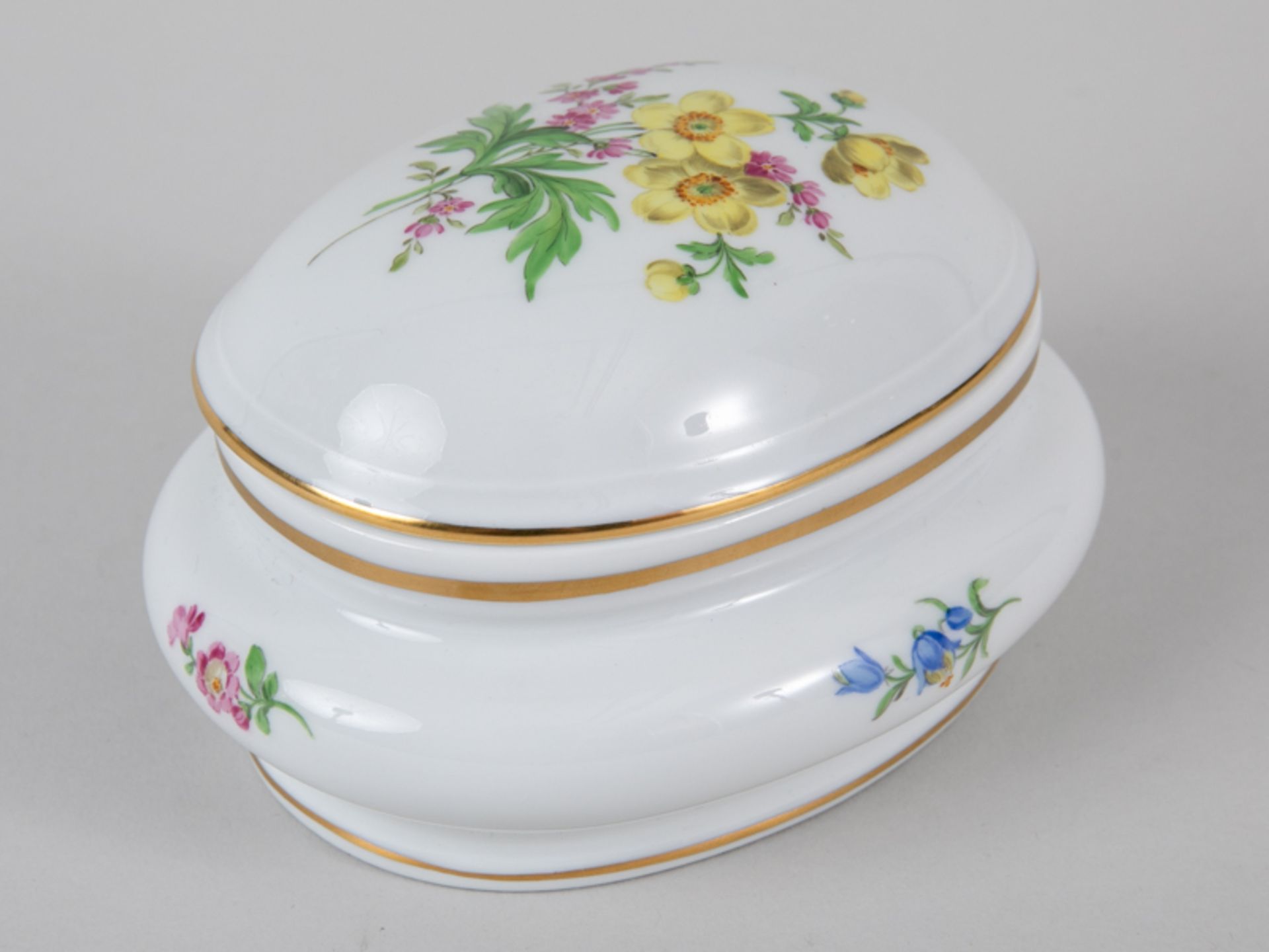 Deckeldose "Deutsche Blume", Meissen, 20. Jh. Weißporzellan mit polychromer Floralmalerei "Blu - Bild 2 aus 6