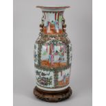 Große Kanton-Vase "Famille rose" m. Holzsockel, China, 19. Jh. Porzellan mit goldstaffierter p