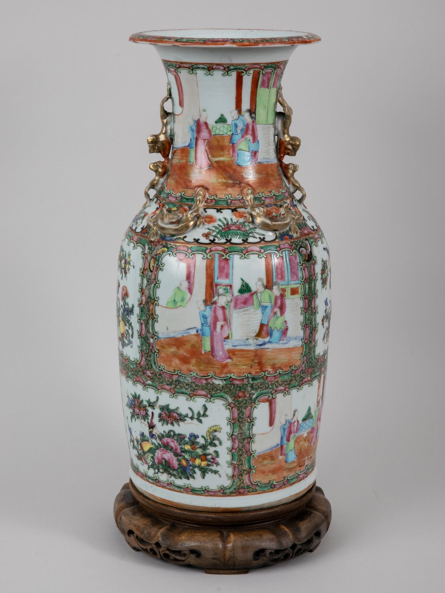 Große Kanton-Vase "Famille rose" m. Holzsockel, China, 19. Jh. Porzellan mit goldstaffierter p