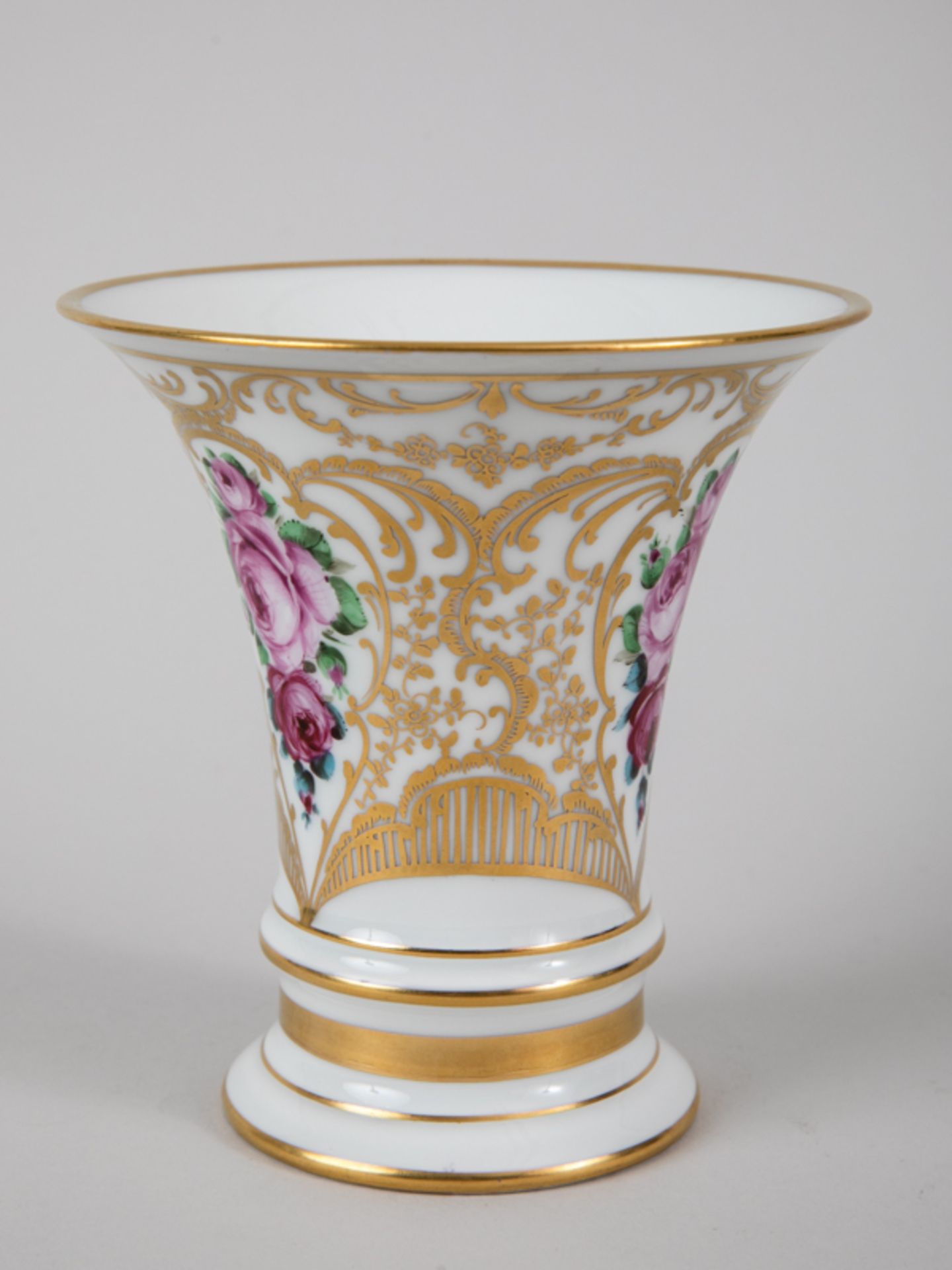 Trompetenvase mit Rosen- u. Goldmalerei, Fürstenberg, 20. Jh. Weißporzellan mit polychromer R - Bild 5 aus 5