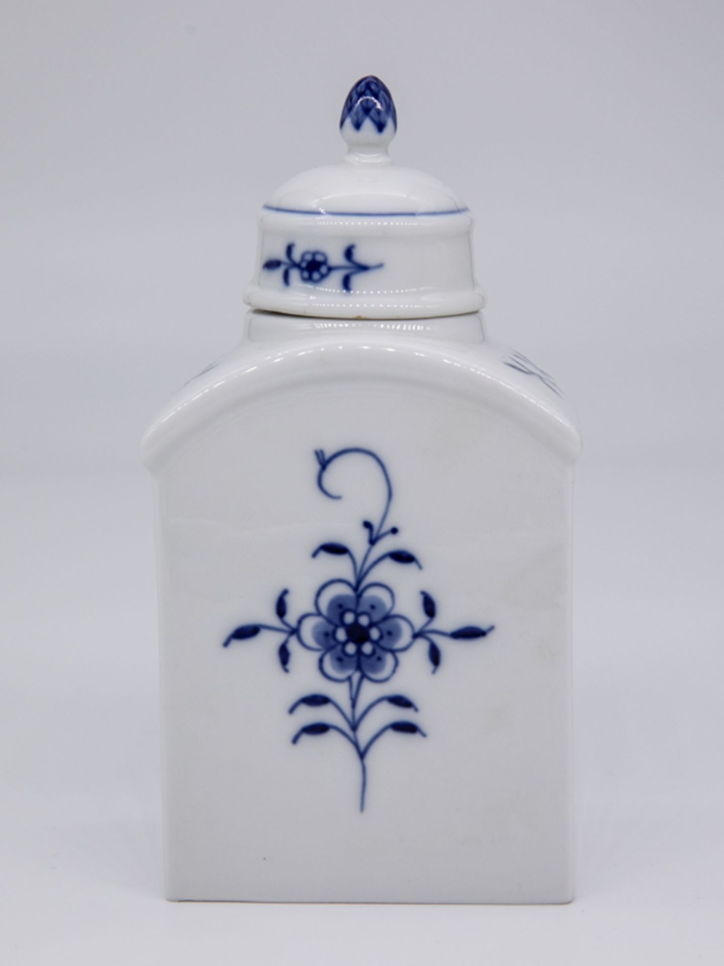 Teedose "Zwiebelmuster", Meissen, 20. Jh. Weißporzellan mit unter Glasur blauer "Zwiebelmuster - Image 6 of 7