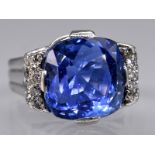 Massiver Ring mit Ceylon-Saphir ca. 15,19 ct und Achtkant-Diamanten, zus. ca. 0,5 ct, Juweliersarbe