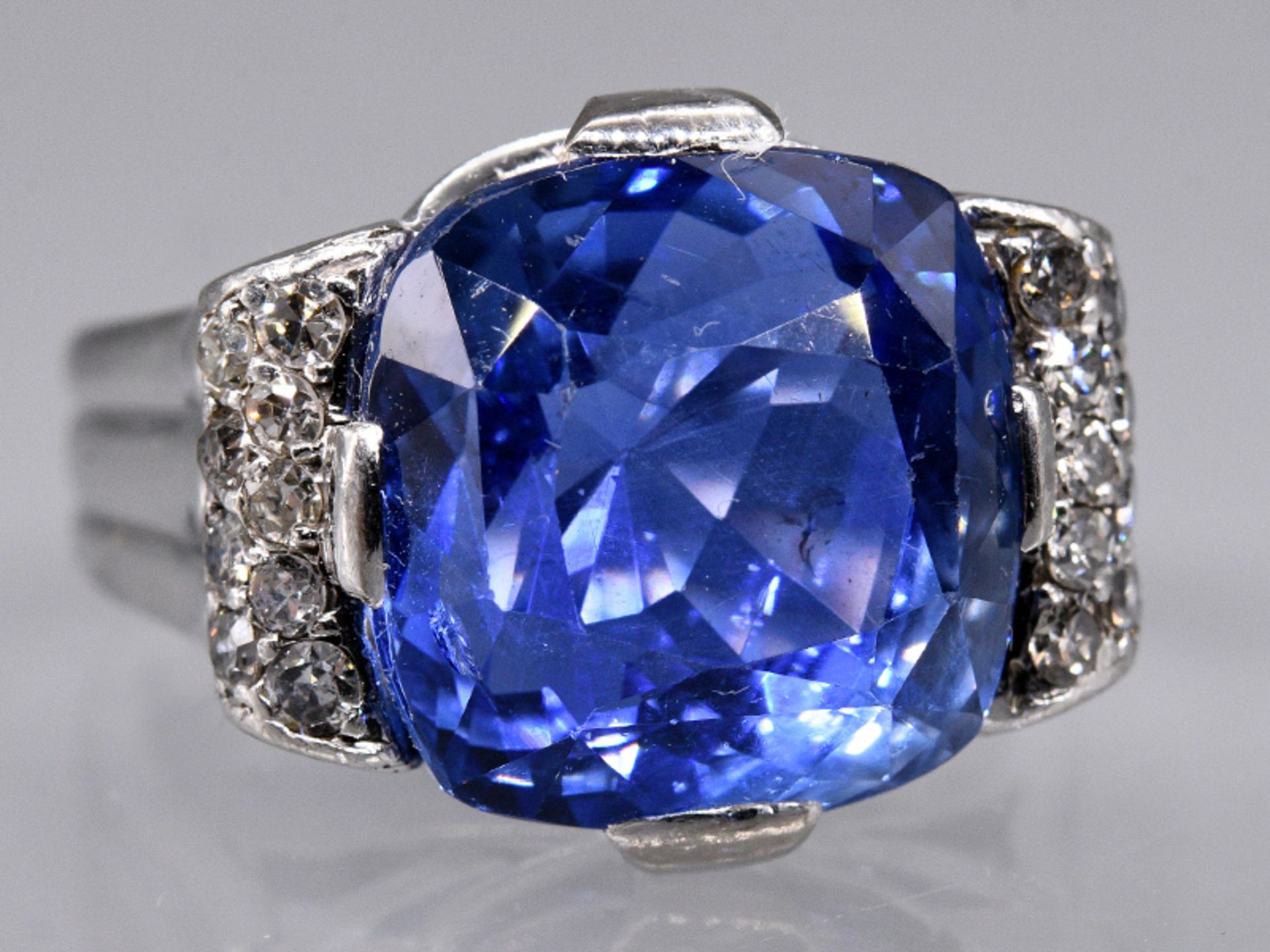 Massiver Ring mit Ceylon-Saphir ca. 15,19 ct und Achtkant-Diamanten, zus. ca. 0,5 ct, Juweliersarbe