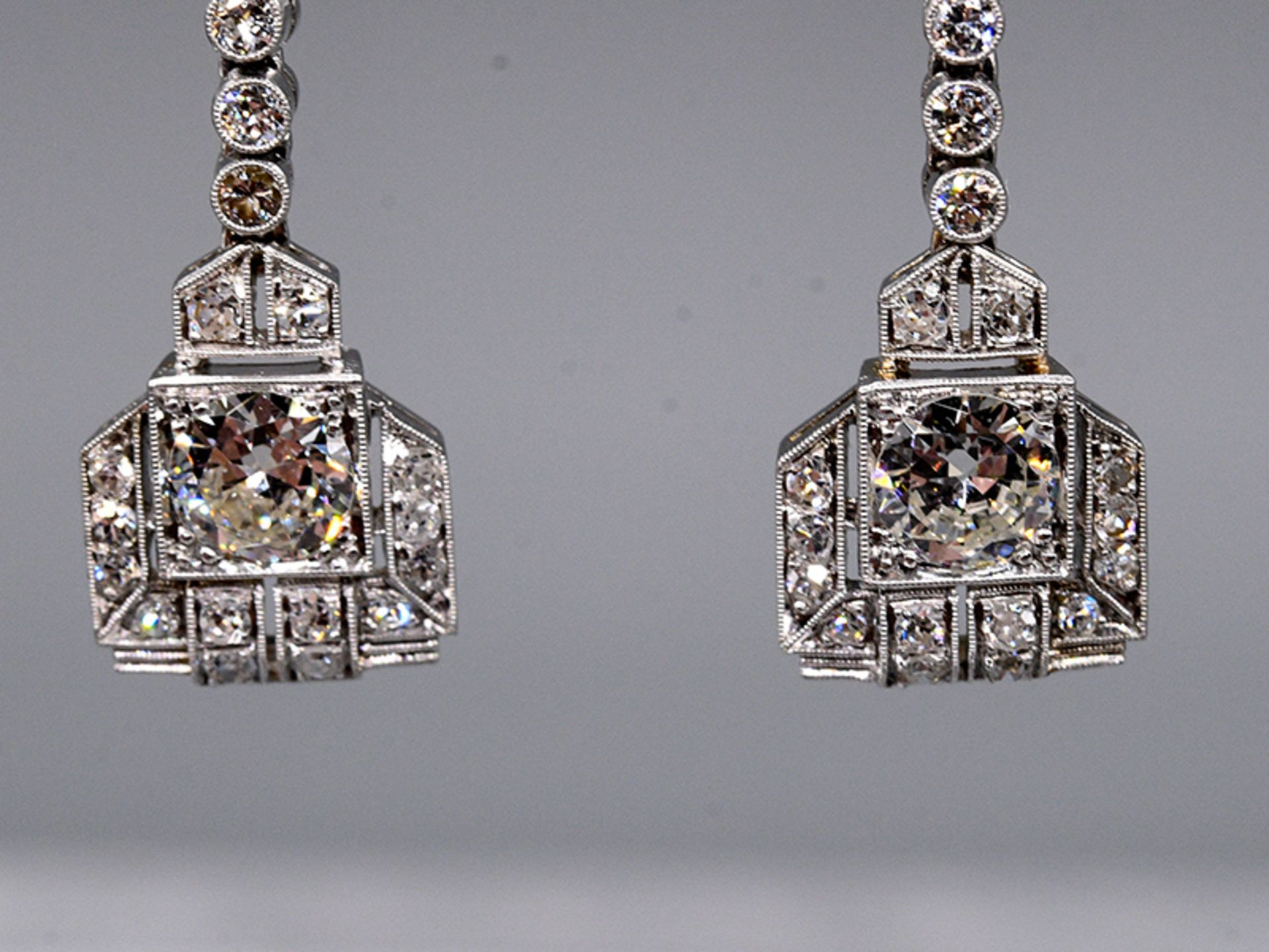 Paar Ohrgehänge mit 21 Altschliff-Diamanten, zus. ca. 1,8 ct, Art Deco. Platin. Gesamtgewicht - Bild 3 aus 4