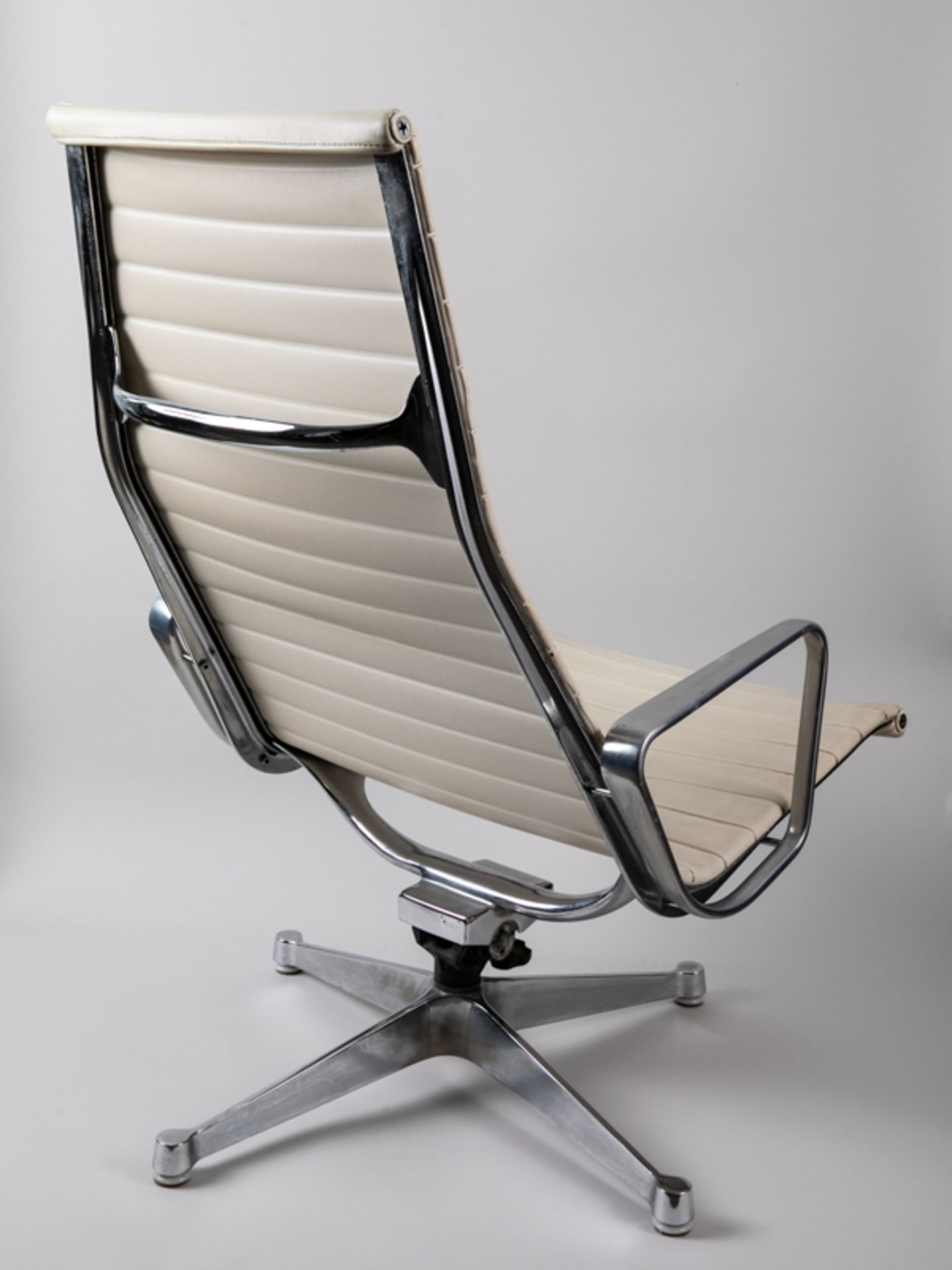 Aluminium-Chair EA124 + Hocker, Entw. C./R. Eames, 2. H. 20. Jh. Aluminium (poliert u. verchrom - Bild 5 aus 6