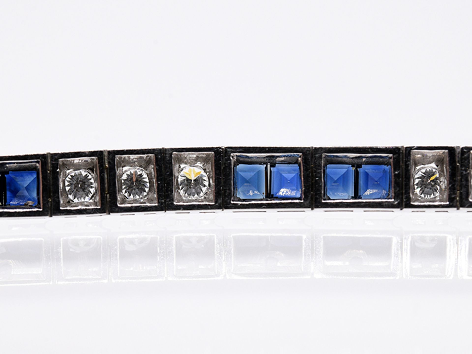 Streifenarmband mit 24 natürlichen Saphiren und 18 Altschliff-Diamanten, zus. ca. 2,6 ct, 80- er J - Bild 4 aus 4