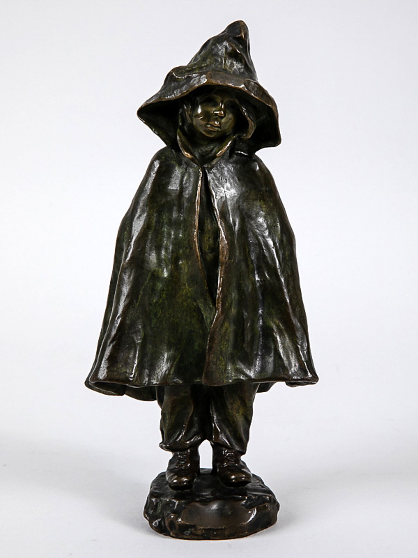 Beetz-Charpentier, Elisa (1859 - 1949). Bronzeplastik "Stehendes Mädchen im Regenmantel mit Ka